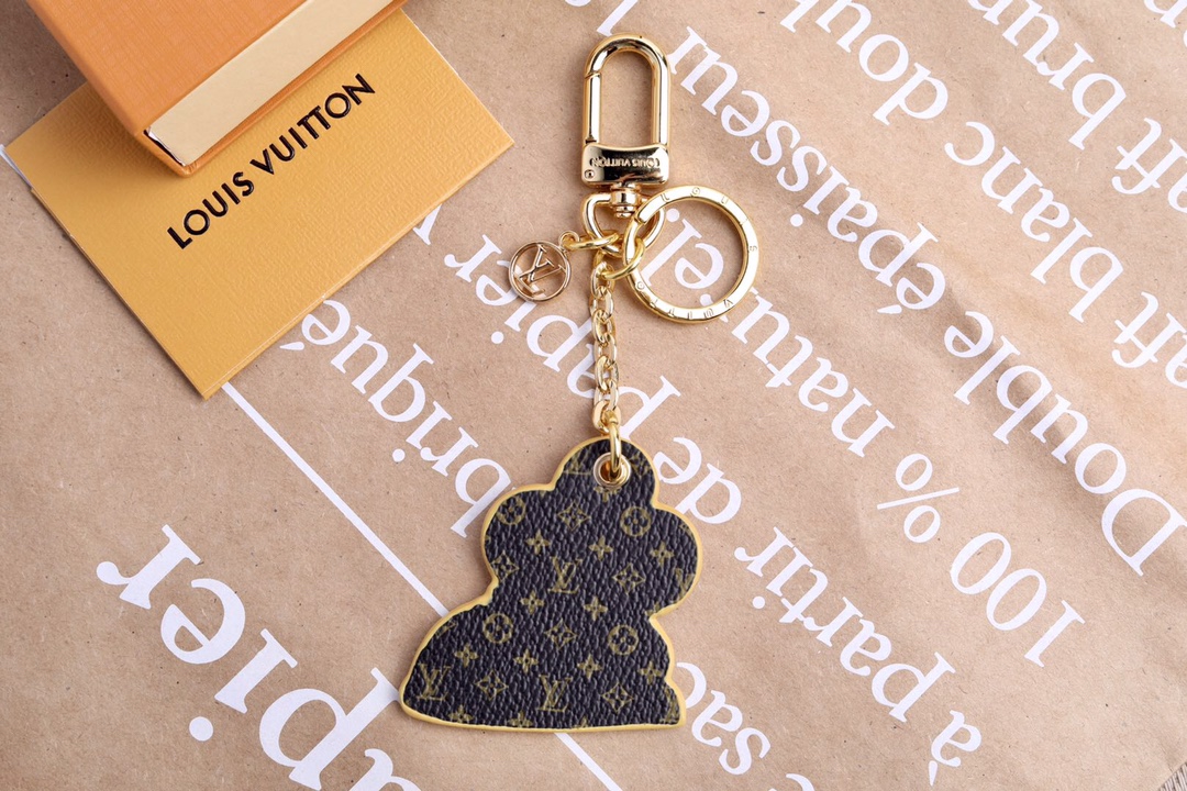 “Vivienne Funfair Xmas Bag: Colorful Metal Fittings and Dynamic Mascot Design” - 图片 3