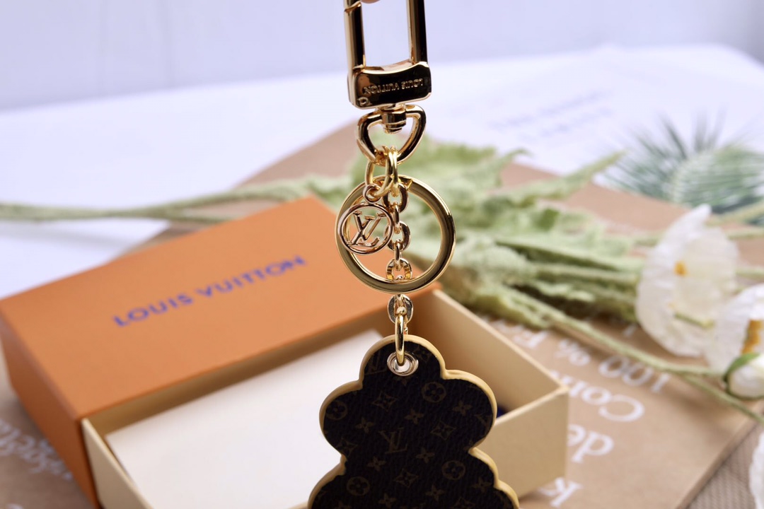 “Vivienne Funfair Xmas Bag: Colorful Metal Fittings and Dynamic Mascot Design” - 图片 6