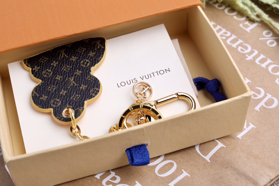 “Vivienne Funfair Xmas Bag: Colorful Metal Fittings and Dynamic Mascot Design” - 图片 7