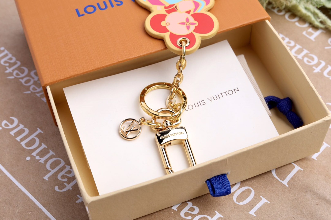 “Vivienne Funfair Xmas Bag: Colorful Metal Fittings and Dynamic Mascot Design” - 图片 5