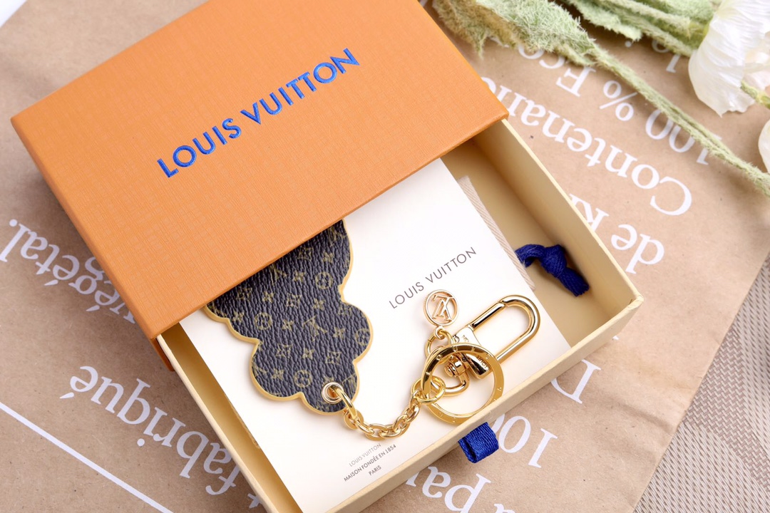 “Vivienne Funfair Xmas Bag: Colorful Metal Fittings and Dynamic Mascot Design” - 图片 8