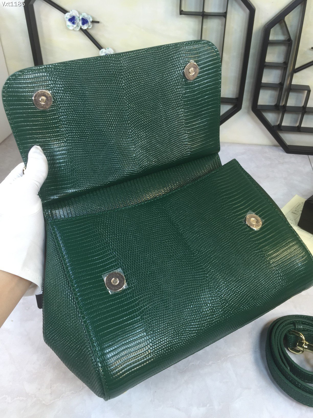 中号Dolce&Gabbana杜嘉班纳彩钻蜥蜴纹斜挎包原单完美袋形进口头层蜥蜴纹牛皮定制真空高电镀五金百