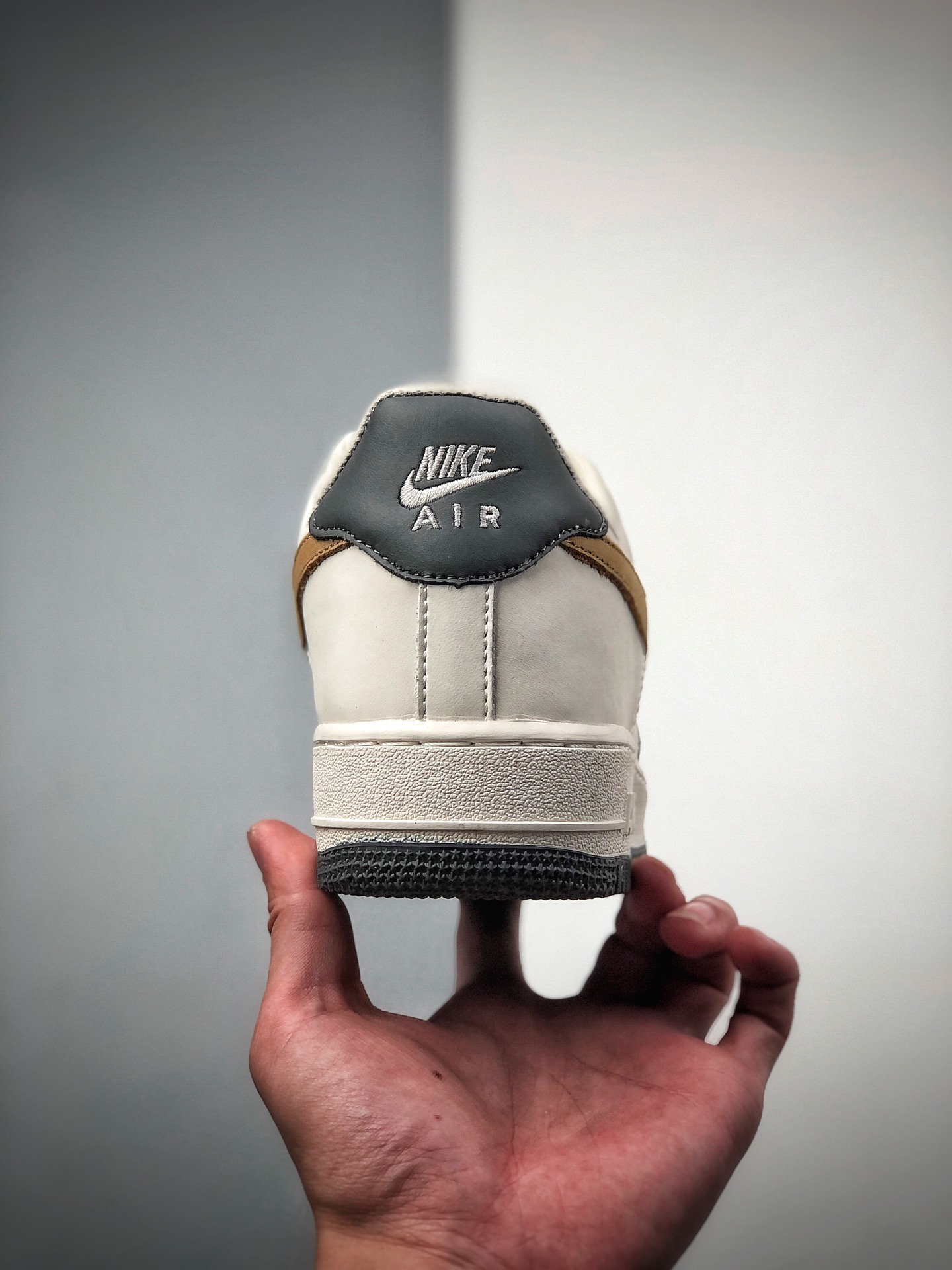 180 Nike 空军一号运动休闲板鞋  货号：318776-601