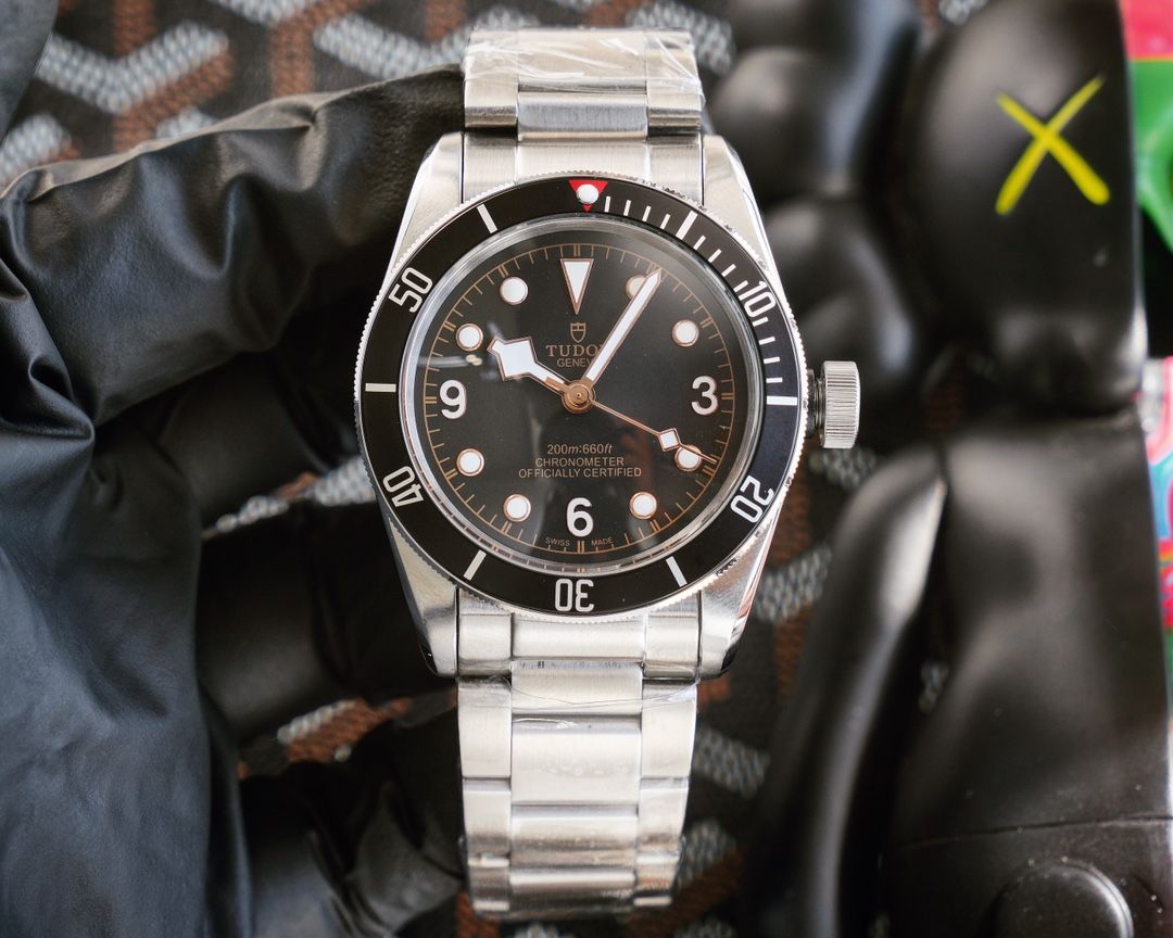Tudor 帝舵 碧湾型系列 搭载全自动机械芯 尺寸：42mm 镀膜玻璃 精钢表带•原装扣 帝陀 全新演绎 专属您的黑骑士