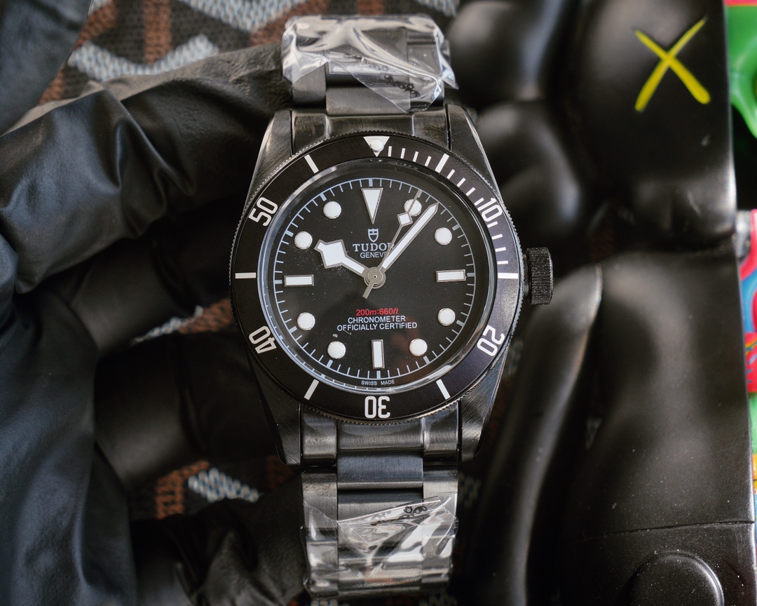 Tudor 帝舵 碧湾型系列 搭载全自动机械芯 尺寸：42mm 镀膜玻璃 精钢表带•原装扣 帝陀 全新演绎 专属您的黑骑士