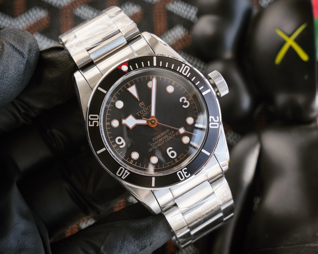 Tudor 帝舵 碧湾型系列 搭载全自动机械芯 尺寸：42mm 镀膜玻璃 精钢表带•原装扣 帝陀 全新演绎 专属您的黑骑士
