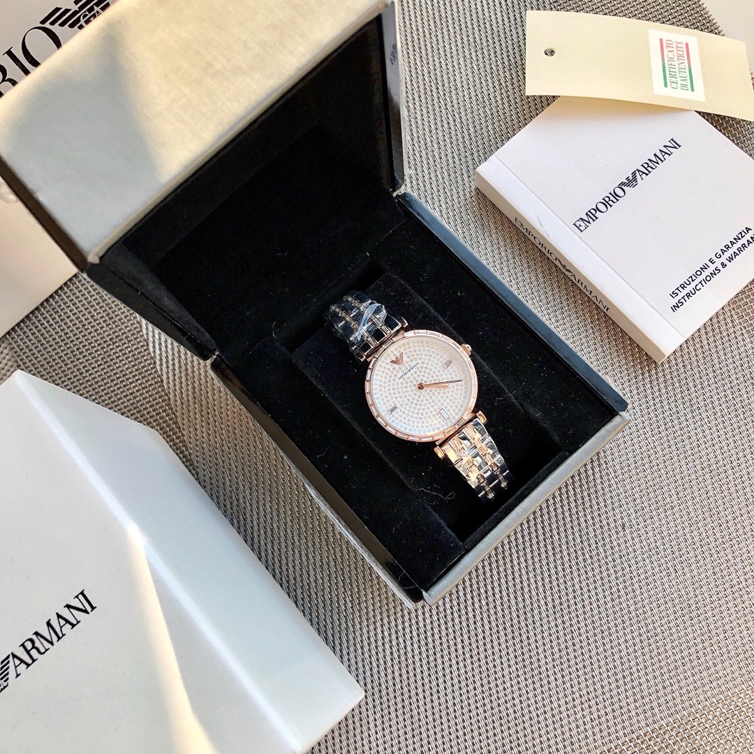 💰280 原单正品 特殊渠道货 !Armani 阿玛尼女表。小仙女必备!型号AR11293、表盘32mm 完美尺寸!作为最受欢迎的款式之一,就一定会有各种层出不穷的版本。请认准独家品质 区分市场便宜货!各种细节百分百同步专柜!支持任意对比!(配防伪标签,防伪二维码。全套专柜包装)表壳表带采用日本进口精钢材质!玫瑰金采用真空ip电镀工艺 永不掉色。并非市场水镀产品 各种掉色!表盘内钻采用进口施华洛世奇水晶钻,普钻的直径PP0/PP1国内无法切割,因为它没有钻石的硬度。表盘采用矿物质玻璃制作而成。原装蝴蝶双按扣。生活防水30米(注意⚠生活防水不防温水热水蒸气)请认准品质 放心购买。