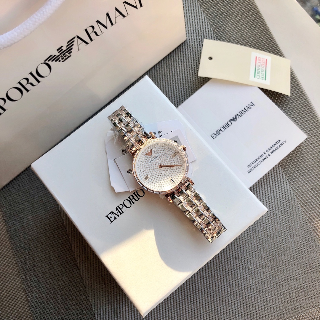 💰280 原单正品 特殊渠道货 !Armani 阿玛尼女表。小仙女必备!型号AR11293、表盘32mm 完美尺寸!作为最受欢迎的款式之一,就一定会有各种层出不穷的版本。请认准独家品质 区分市场便宜货!各种细节百分百同步专柜!支持任意对比!(配防伪标签,防伪二维码。全套专柜包装)表壳表带采用日本进口精钢材质!玫瑰金采用真空ip电镀工艺 永不掉色。并非市场水镀产品 各种掉色!表盘内钻采用进口施华洛世奇水晶钻,普钻的直径PP0/PP1国内无法切割,因为它没有钻石的硬度。表盘采用矿物质玻璃制作而成。原装蝴蝶双按扣。生活防水30米(注意⚠生活防水不防温水热水蒸气)请认准品质 放心购买。