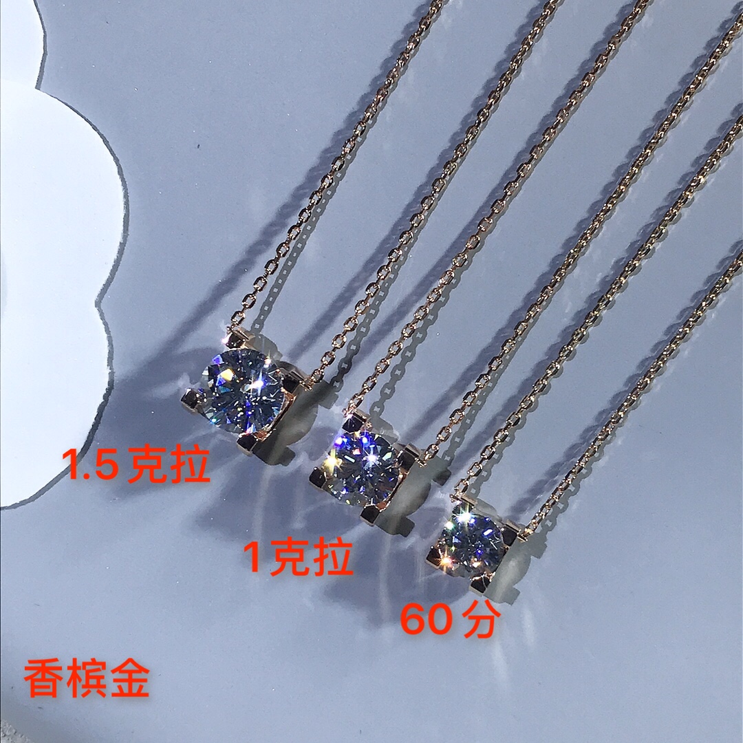 NO:714383,C de Cartier horn necklace in champagne gold. The whole piece is CNC carved, three-dimensional and without dead ends. It is perfect. The tail plate is also customized according to ZP. The grinding tool is definitely not bought anywhere in the market. I can't show its texture in real photos. The raw material cutting sparkle of the diamond is better than Swarovski first-grade diamond. AAAAA is just a cloud. The chain is customized with ZP chain. Each small circle of the chain is very delicate. It is plated with really thick gold. The color is very high-end, not the low red of gold.  In stock, 60 minutes, 1.5 carats, cartier, necklace, Cartier high-end jewelry shipped in seconds19860909C de Cartier牛角项链香槟金 整件CNC精雕,°立体无死角,非常的完美 尾牌也是我们按Zp定制开磨具绝非是市场随处买的 我这实物拍摄也根本无法把它的质感呈现出来 钻比施华洛一级钻的原料切割火彩还要更好 AAAAA都是浮云 链子用Zp链定制 每个链子小圈都精致的很 镀真厚金,颜色非常高级,绝非金的low红low 现货秒发60分1.5克拉,,cartier,necklace,卡迪亚高端饰品,Jewelry