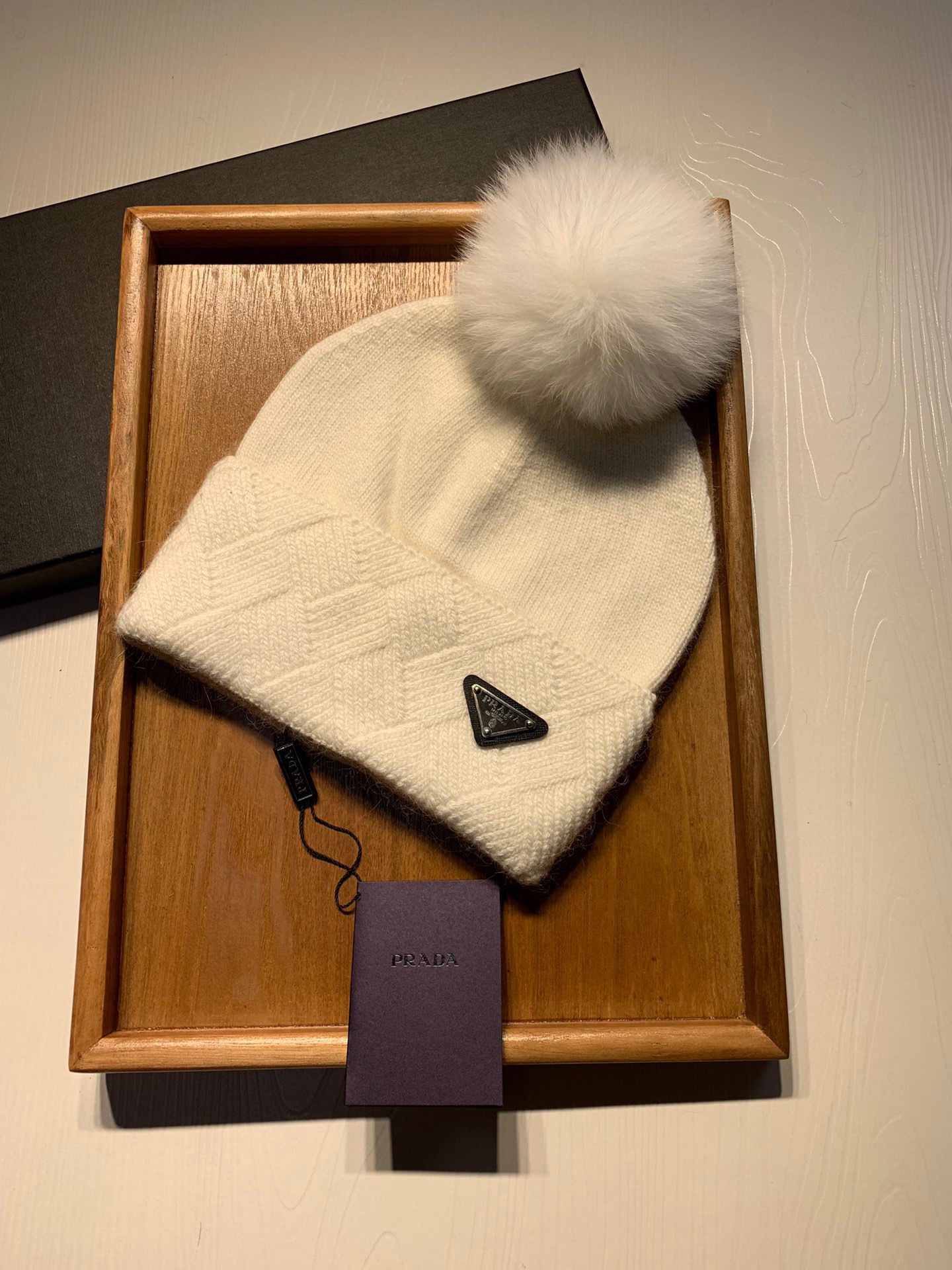 🌹。Prada。【羊毛单帽-带狐狸毛球】客供小羊毛！珍贵典藏的灵魂帽子！客供色纱.每个颜色都非常好看！经