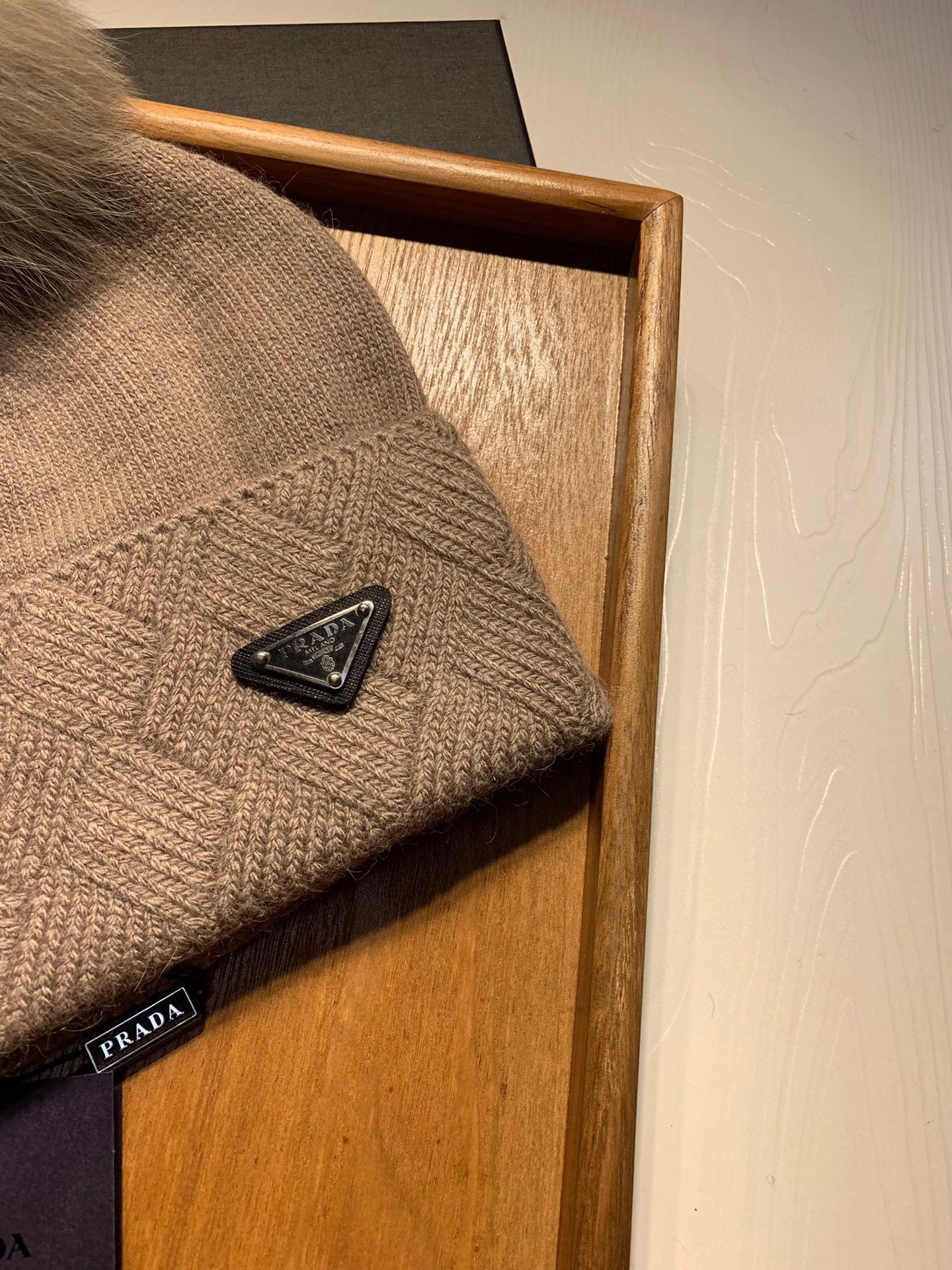 🌹。Prada。【羊毛单帽-带狐狸毛球】客供小羊毛！珍贵典藏的灵魂帽子！客供色纱.每个颜色都非常好看！经