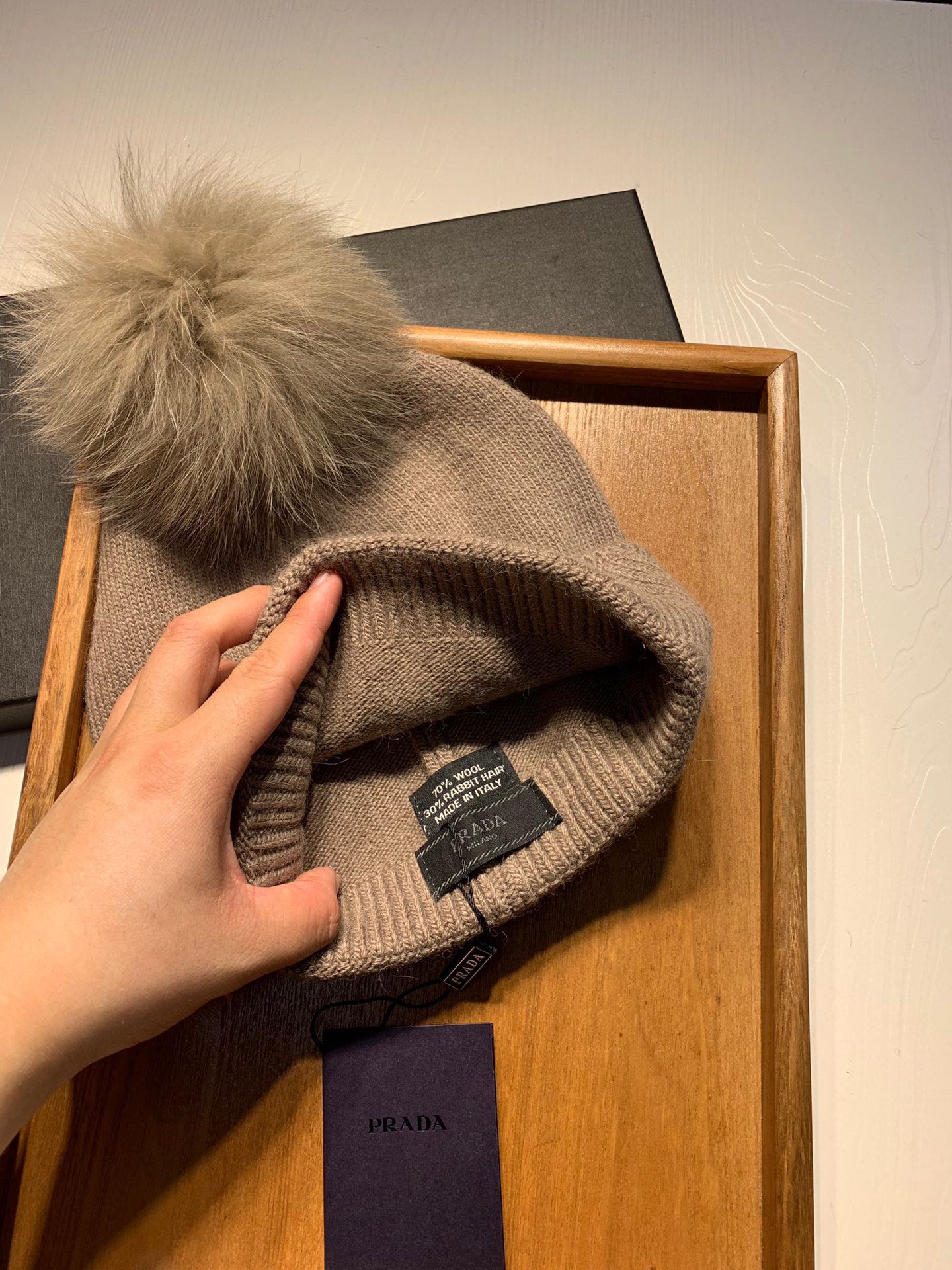 🌹。Prada。【羊毛单帽-带狐狸毛球】客供小羊毛！珍贵典藏的灵魂帽子！客供色纱.每个颜色都非常好看！经