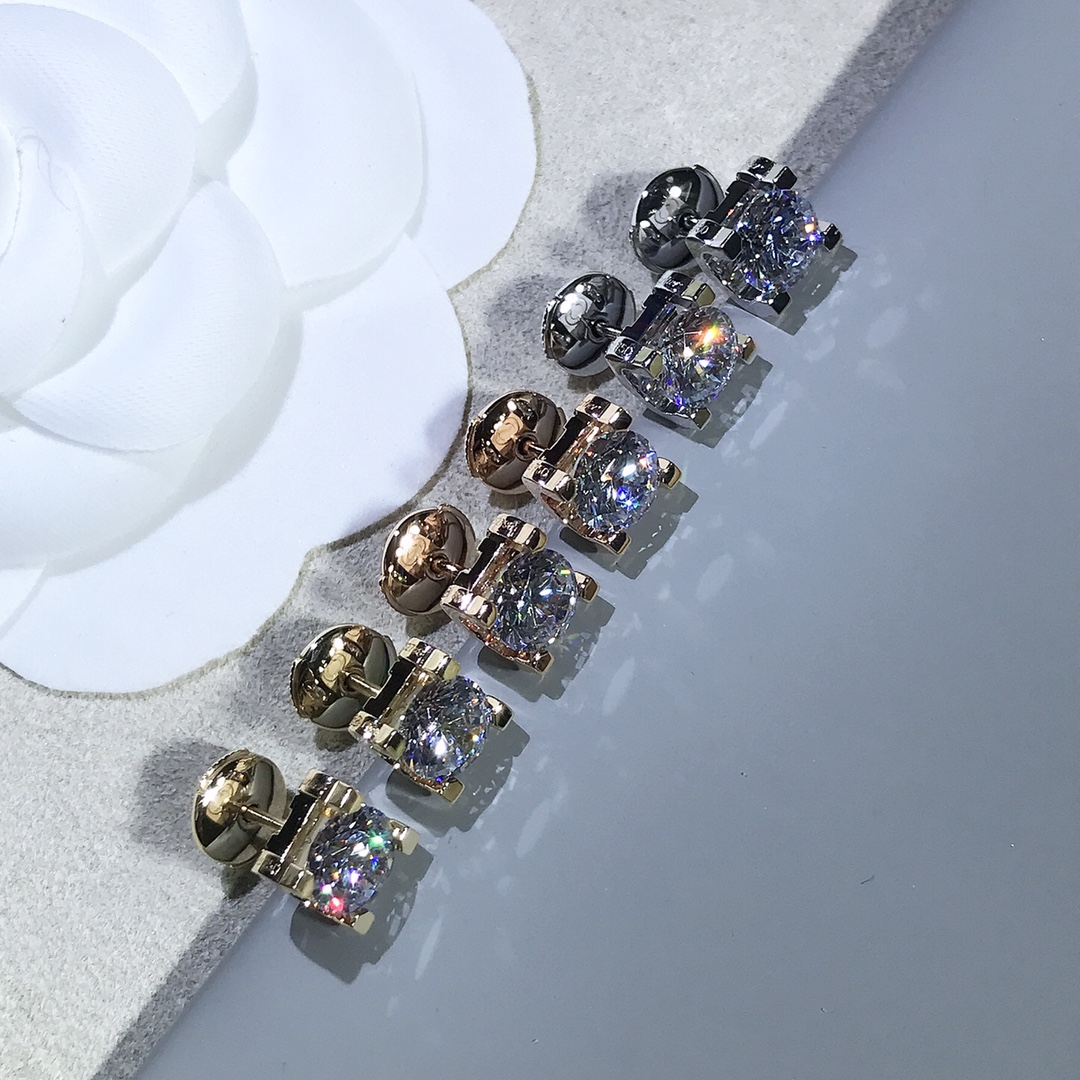 NO:714371,C de Cartier horn earrings are available in three colors. The whole piece is CNC carved, three-dimensional and without any dead ends. It is perfect. We also customized the grinding tool according to ZP. It is definitely not bought anywhere in the market. I can't show its texture in real photos. The raw material cutting fire of the diamond is better than Swarovski first-grade diamond. AAAAA are all clouds. The chain is customized with ZP chain. Each small circle of the chain is very delicate. It is plated with really thick gold. The color is very high-end, not the low red of gold.  Spot delivery in seconds 30 minutes 60 minutes 1 carat, Cartier, Cartier high-end jewelry19860909C de Cartier牛角耳钉三色齐 整件CNC精雕,°立体无死角,非常的完美 尾牌也是我们按Zp定制开磨具绝非是市场随处买的 我这实物拍摄也根本无法把它的质感呈现出来 钻比施华洛一级钻的原料切割火彩还要更好 AAAAA都是浮云 链子用Zp链定制 每个链子小圈都精致的很 镀真厚金,颜色非常高级,绝非金的low红low 现货秒发30分 60分 1克拉,,cartier,卡迪亚高端饰品,Jewelry