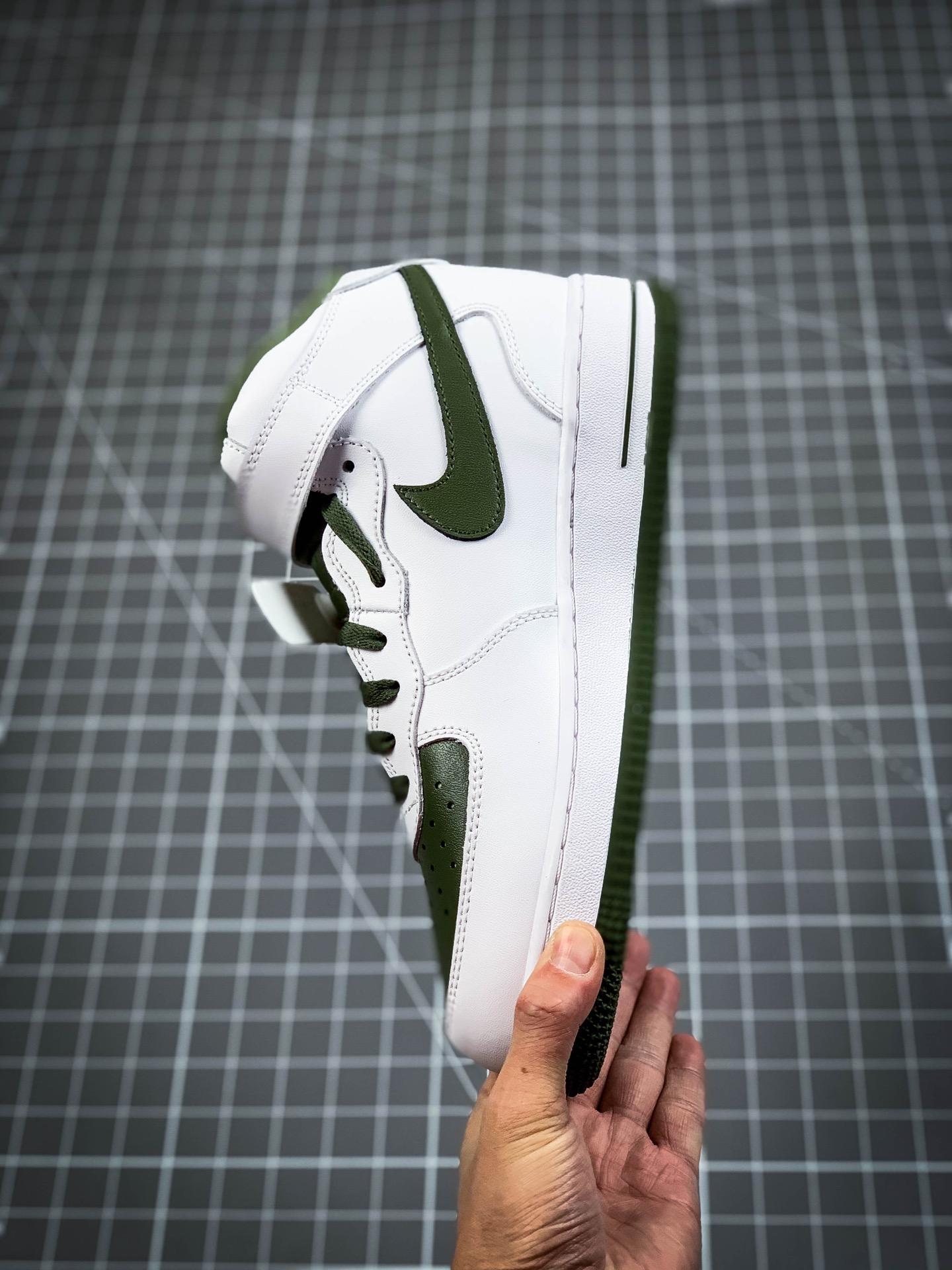 220 NK Air Force 1 '07  Mid Leather ”White/University Red” AO2424-102