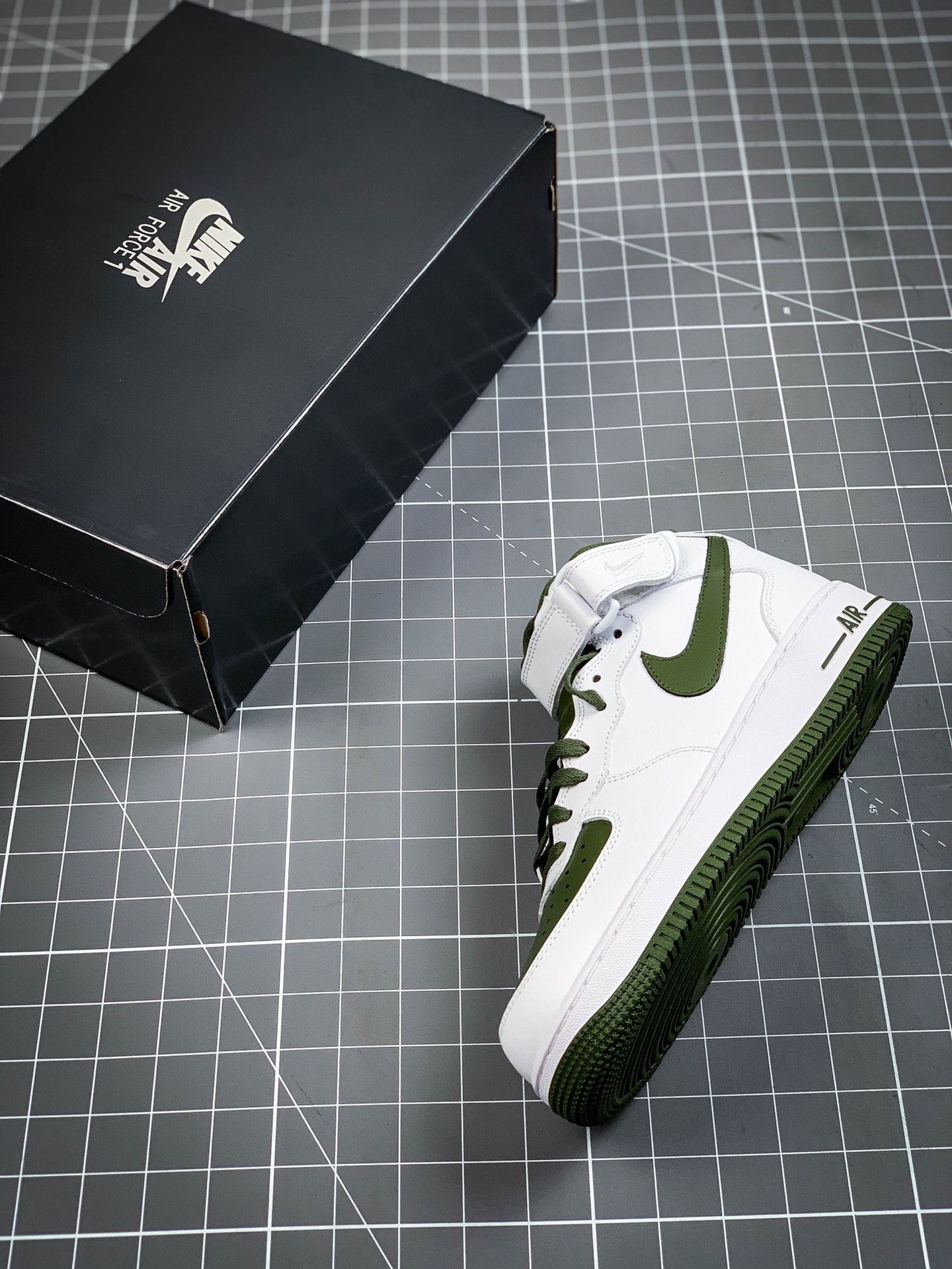 220 NK Air Force 1 '07  Mid Leather ”White/University Red” AO2424-102