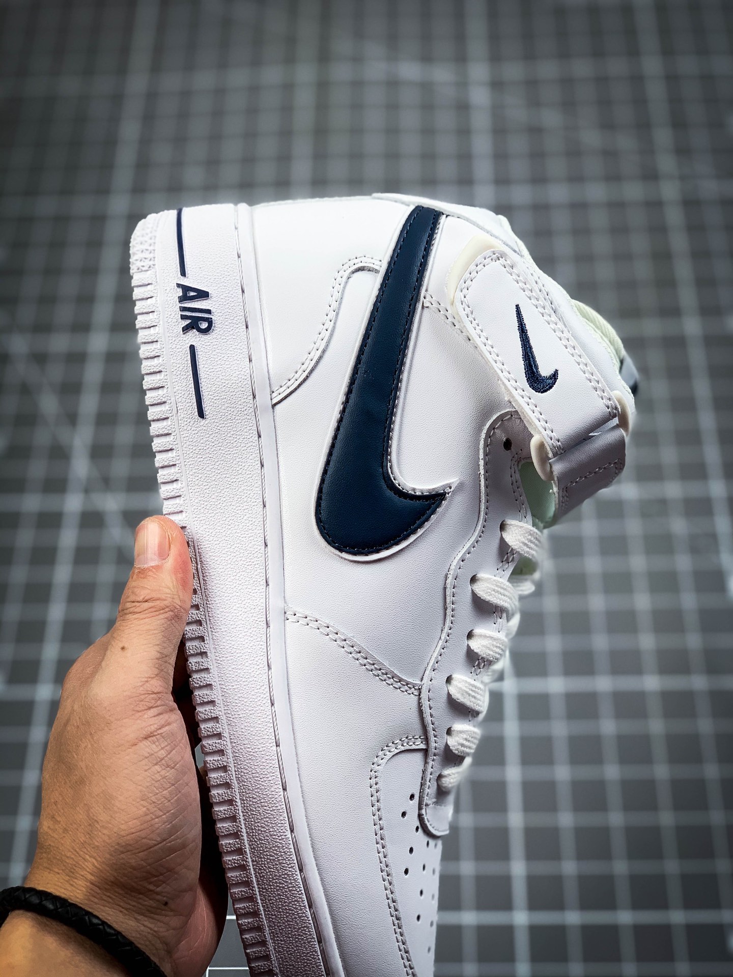 220 公司级#耐克 Nike Air Force 1 Mid'07 经典空军一号中帮休闲运动板鞋  货号：AO2424-103