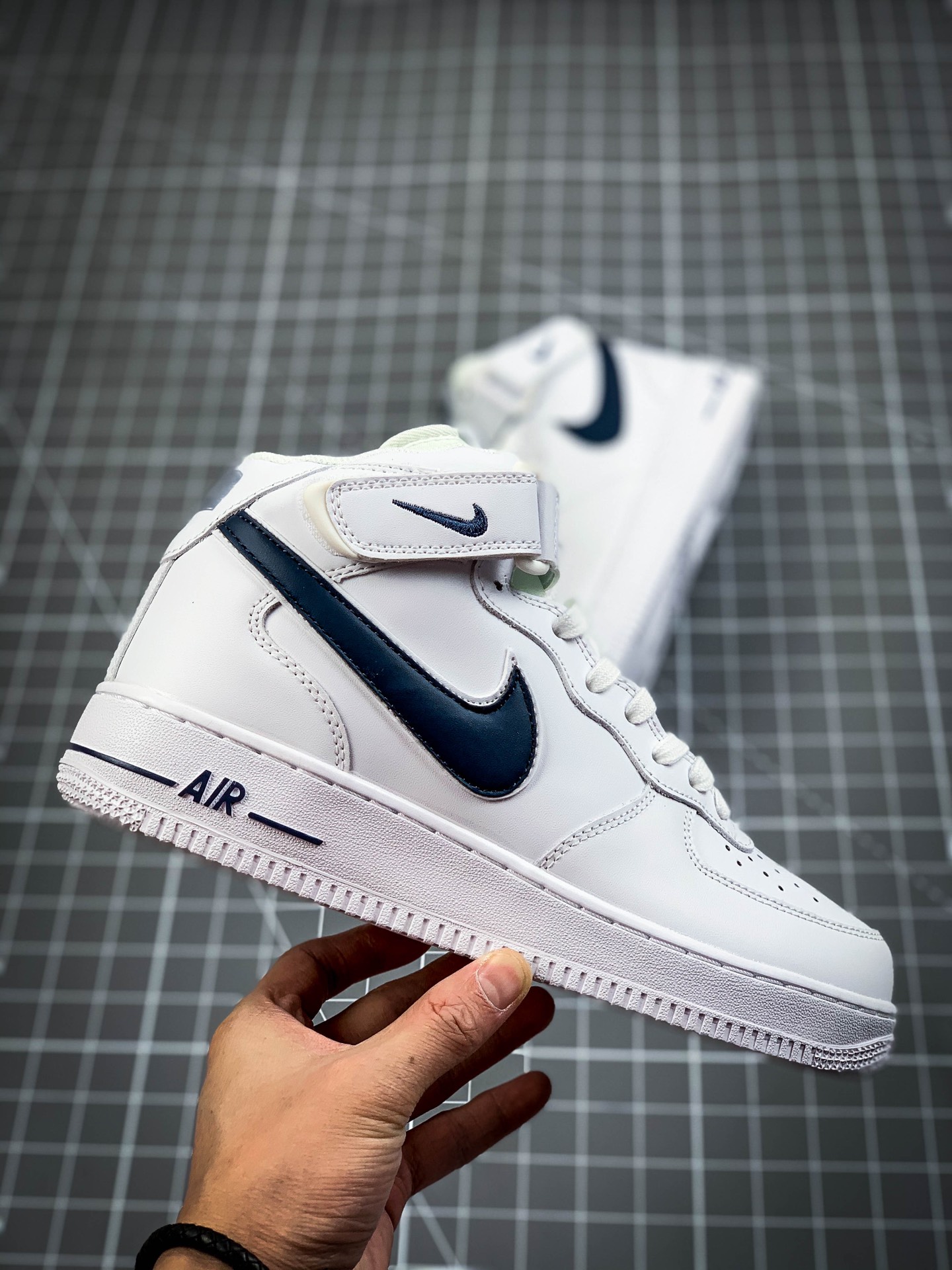220 公司级#耐克 Nike Air Force 1 Mid'07 经典空军一号中帮休闲运动板鞋  货号：AO2424-103