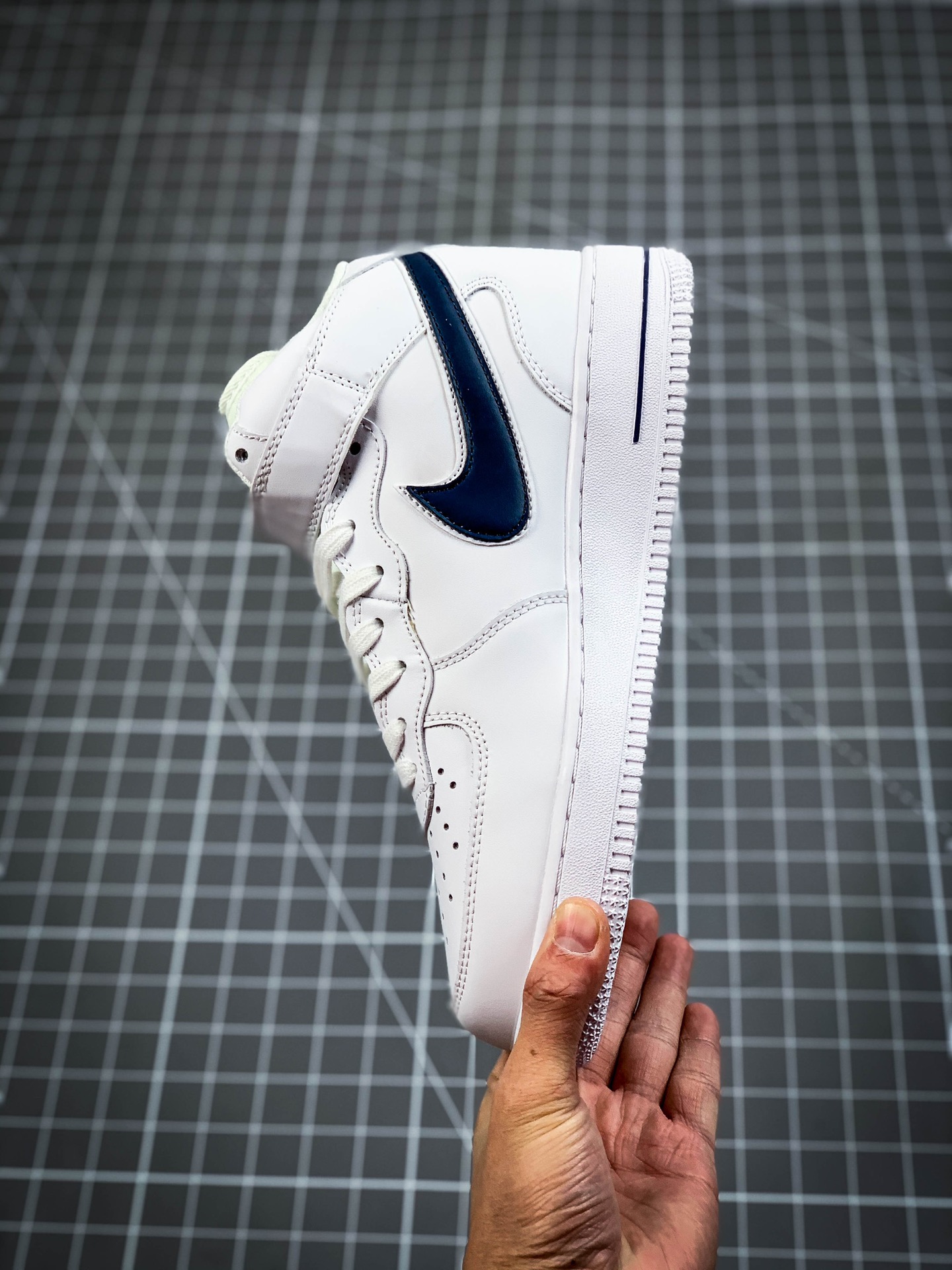 220 公司级#耐克 Nike Air Force 1 Mid'07 经典空军一号中帮休闲运动板鞋  货号：AO2424-103