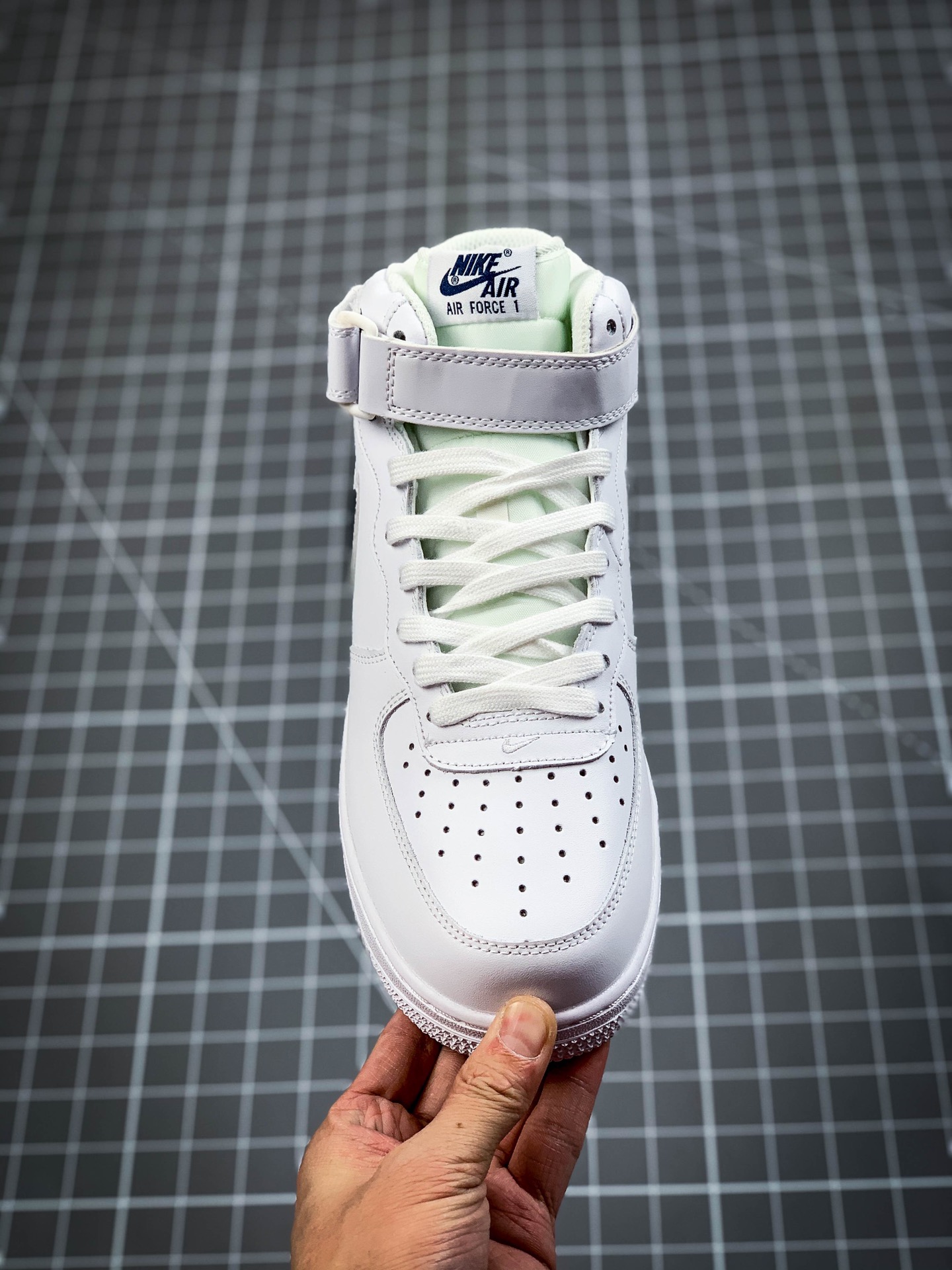220 公司级#耐克 Nike Air Force 1 Mid'07 经典空军一号中帮休闲运动板鞋  货号：AO2424-103