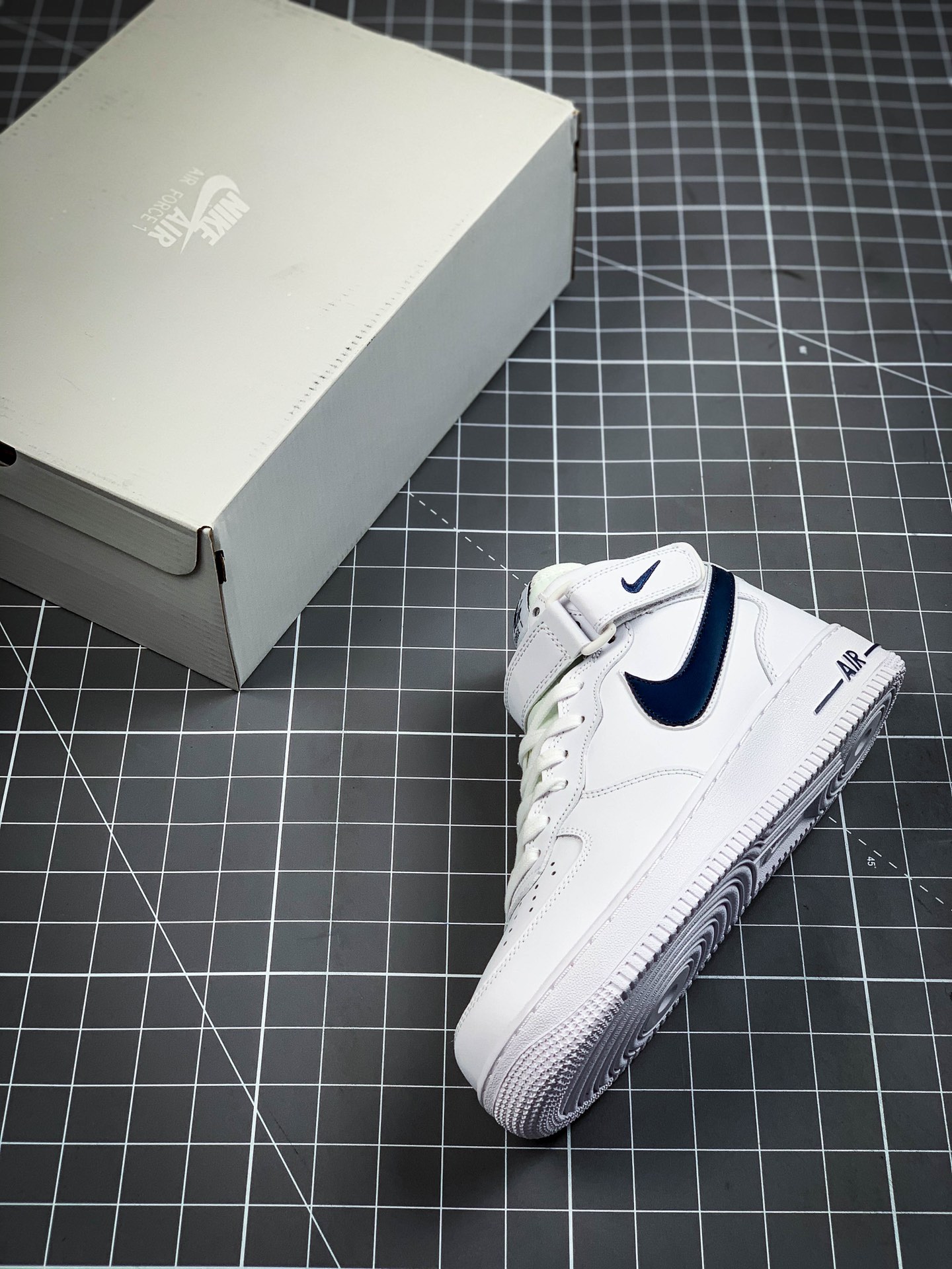 220 公司级#耐克 Nike Air Force 1 Mid'07 经典空军一号中帮休闲运动板鞋  货号：AO2424-103