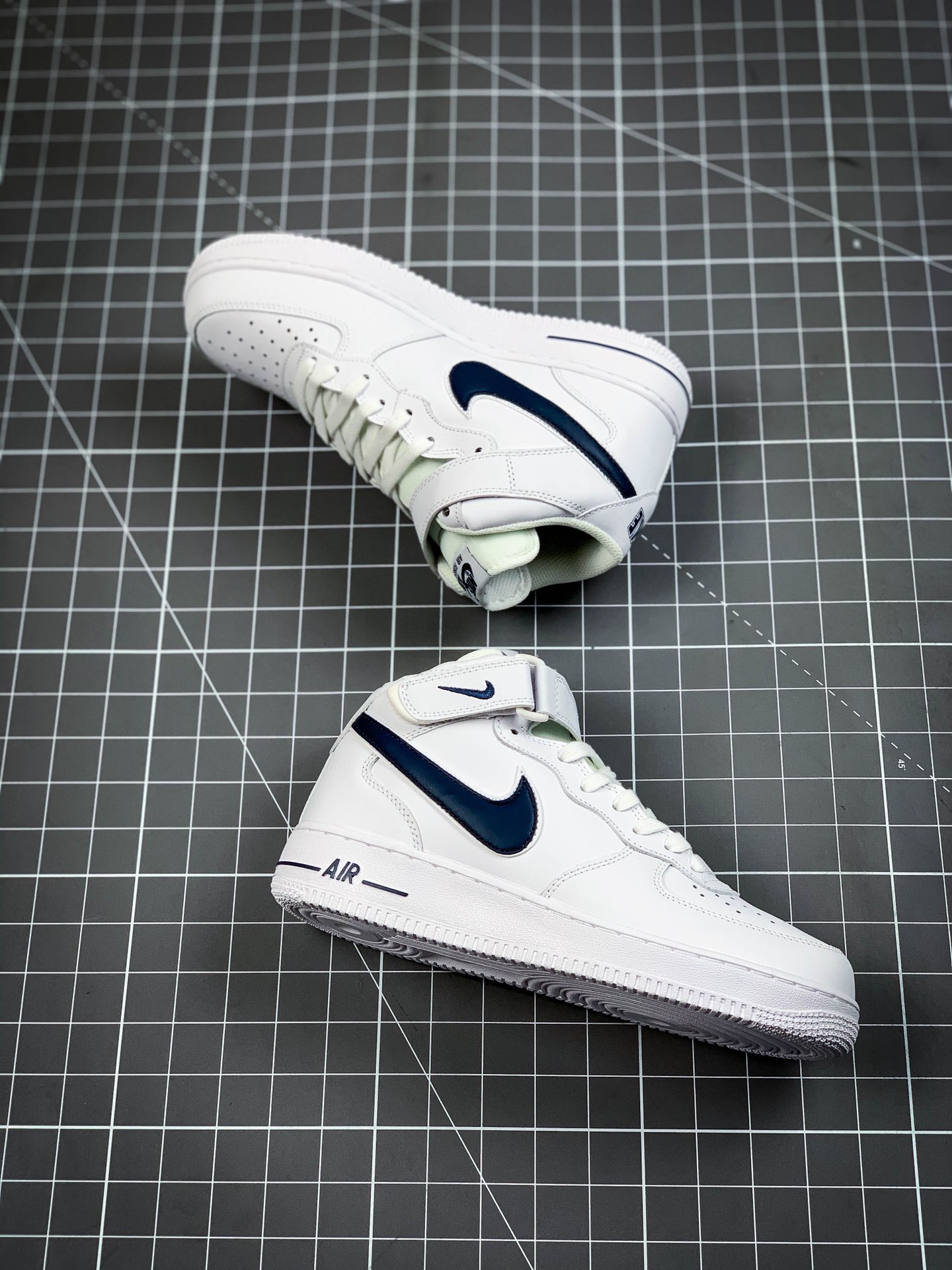 220 公司级#耐克 Nike Air Force 1 Mid'07 经典空军一号中帮休闲运动板鞋  货号：AO2424-103
