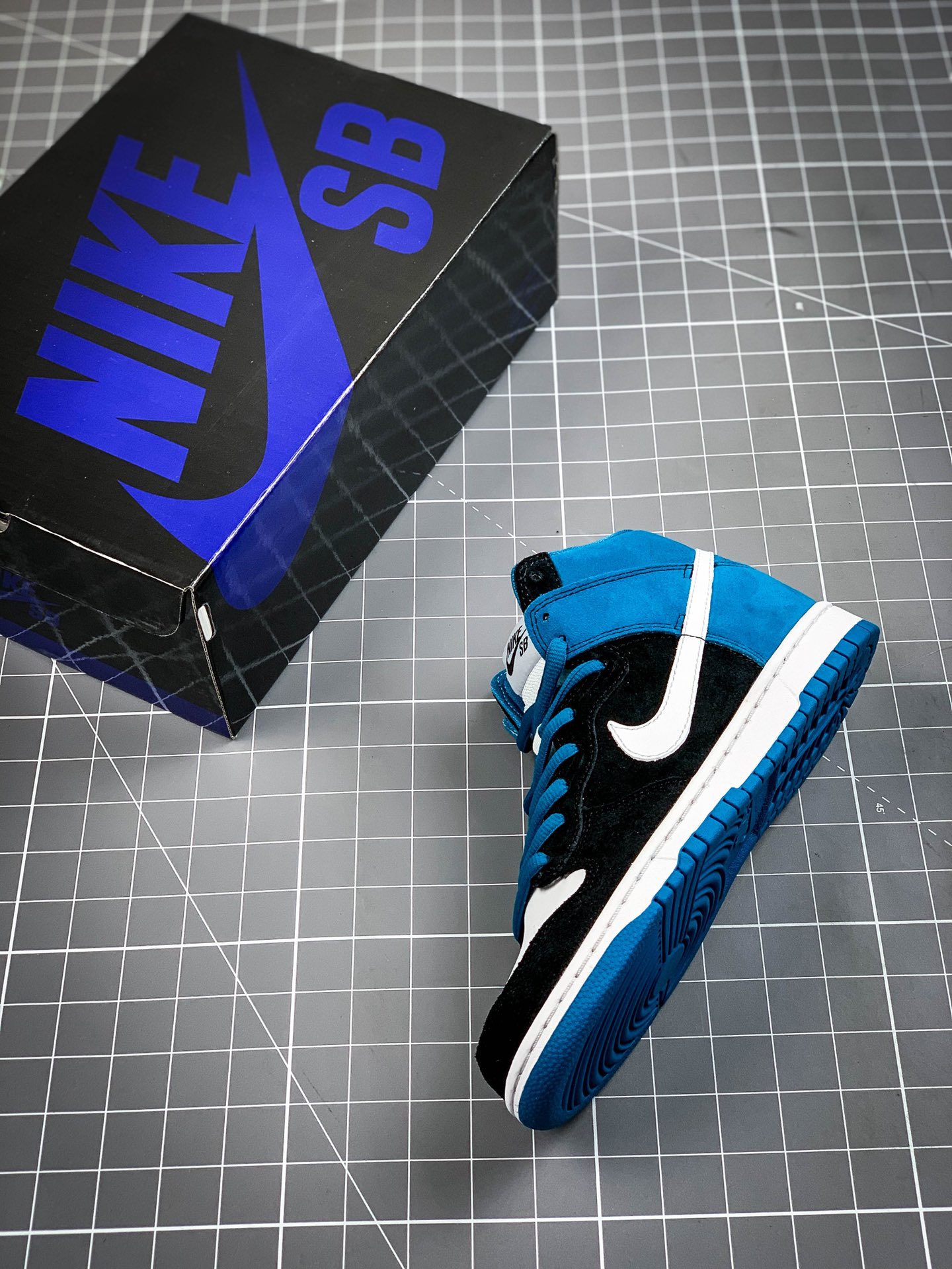 260  Nike SB Zoom Dunk High 高帮运动休闲滑板鞋 305050-014