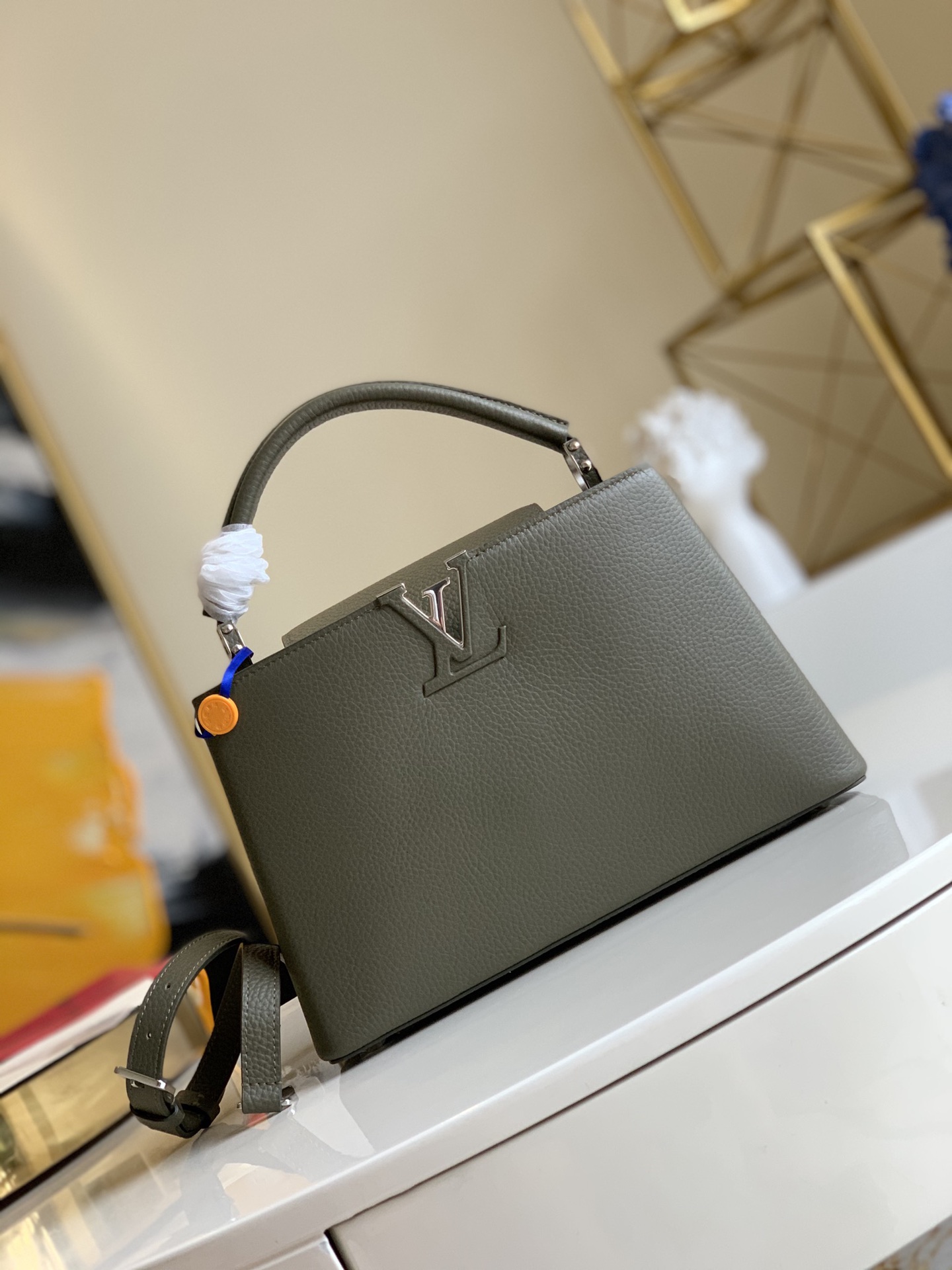 NO:396696,[Exclusive real-life M57227 with super high-quality packaging] Naying same veil bag Capucines medium size 31cm handbag Green silver buckle This model is made of Taurillon leather material and is paired with eye-catching rose gold metal. The shape is small, the fashionable and soft colors complement the simple and simple appearance. It is equipped with a lady-style top handle, which can be shoulder-mounted, cross-body, or hand-held. Size 31X21x11cm J.1300, LV [original leather], louis vuitton19860909【独家实拍M57227配超精品包装】那英同款盖头包Capucines 中号 31cm手袋 绿色银扣这款采用Taurillon皮革材质,搭配醒目的玫瑰金金属 造型小巧,时尚柔美的色彩与简约素净的外观相得益彰,配有淑女风格的顶部手柄,可肩背,可斜挎,亦可手提.尺寸31X21x11cm J.1300,LV【原厂皮】,louis vuitton,Bag
