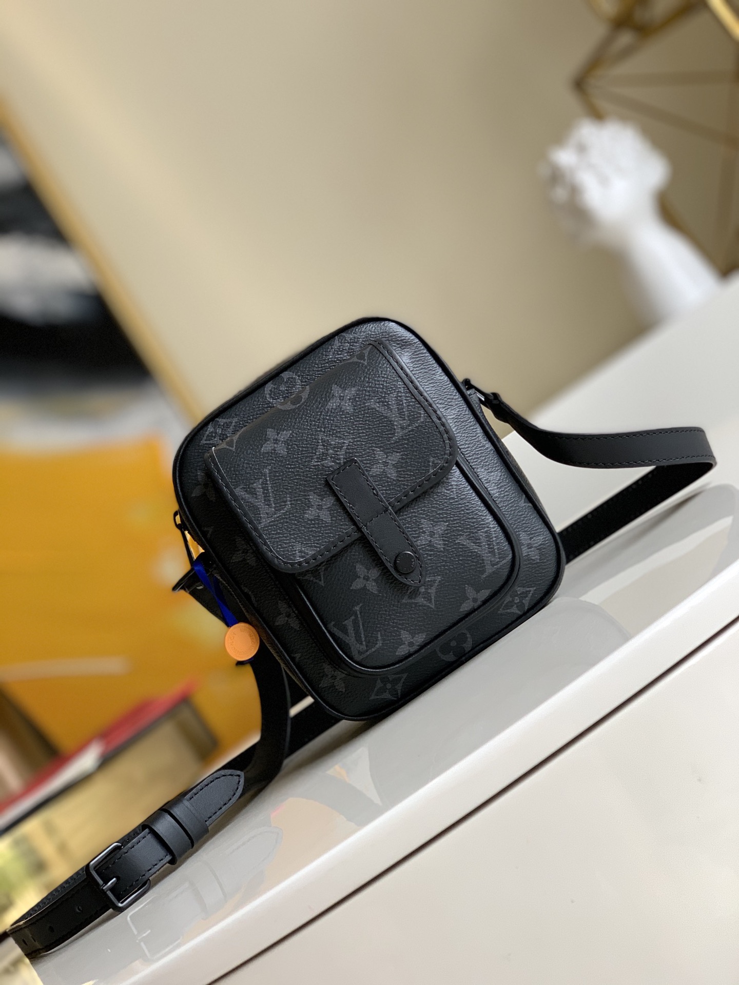 NO:396690,【Exclusive real photo of M69404 black flowers】Christopher mini handbag is made of Louis Vuitton's iconic Monogram Macassar material and matte metal parts, paired with adjustable shoulder straps, and the dynamic atmosphere bursts out immediately. It also has a spacious compartment and front pocket, providing a modern way to carry everyday needs. Monogram Macassar coated canvas and cowhides, cowhides, fabric lining, adjustable shoulder straps, front pockets are equipped with leather hook buckles and patch pockets!  Size: 15x17x8CM M.530, LV【Original Leather】,louis vuitton,louis vuitton,cowhide19860909【独家实拍M69404黑花】Christopher 迷你手袋取材路易威登标志性 Monogram Macassar 材质和哑光金属件,搭配可调节肩带,动感气息随即迸发.另设有宽敞隔层和前袋,为携带日常所需提供摩登之法.Monogram Macassar 涂层帆布和牛皮一牛皮饰边一织物内衬一可调节肩带一前袋配有皮革钩扣一内贴袋！尺寸:15x17x8CM M.530,LV【原厂皮】,louis vuitton,louis vuitton,cowhide,Bag