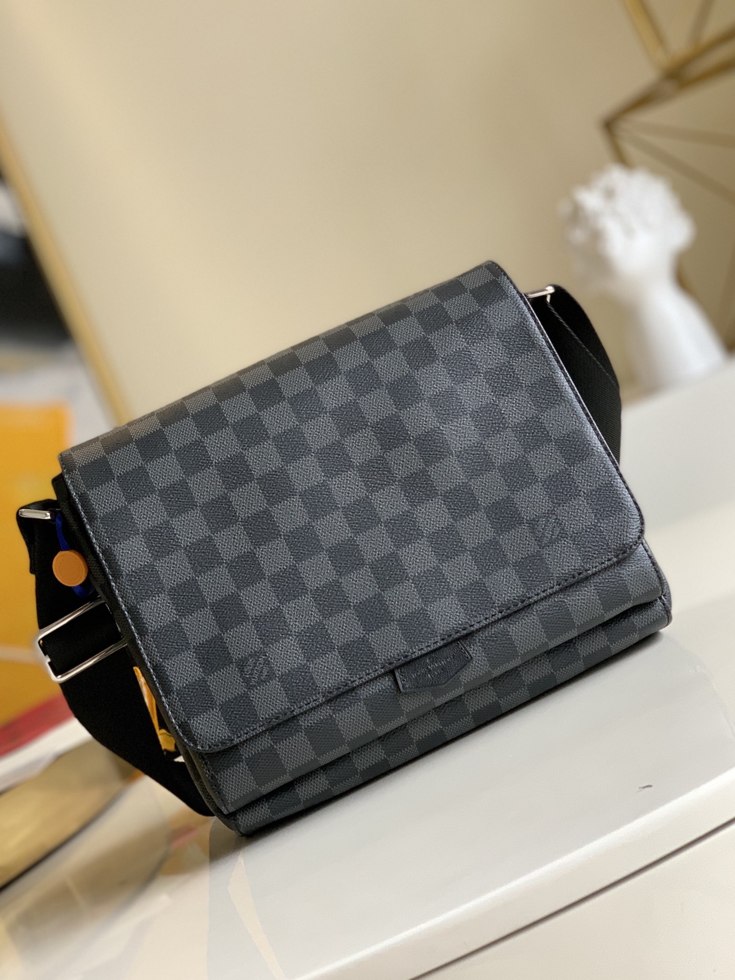 NO:396687,【Exclusive real photo N40418 blackg】The small and exquisite District medium handbag is a modern product. The classic appearance and Damier Graphite canvas material, men's pvc large bag black grid black leather rounded triangle mark veil flap bag shoulder bag casual bag, creates this practical and elegant handbag, it is an ideal companion for daily life. Size 27 x 22.5 x 7.5cm (Length x Height x Width) M.580, LV [Original Leather], louis vuitton,satchels19860909【独家实拍N40418黑格】小巧、精美的 District 中号手袋是现代的产物. 经典的外形与Damier Graphite 帆布材质,男士pvc大包黑格黑皮圆角三角标盖头翻盖包挎包肩挎包休闲包,造就了这一实用、优雅的手袋,它是日常生活的理想伴侣.尺寸27 x 22.5 x 7.5cm (长 x 高 x 宽) M.580,LV【原厂皮】,louis vuitton,satchels,Bag