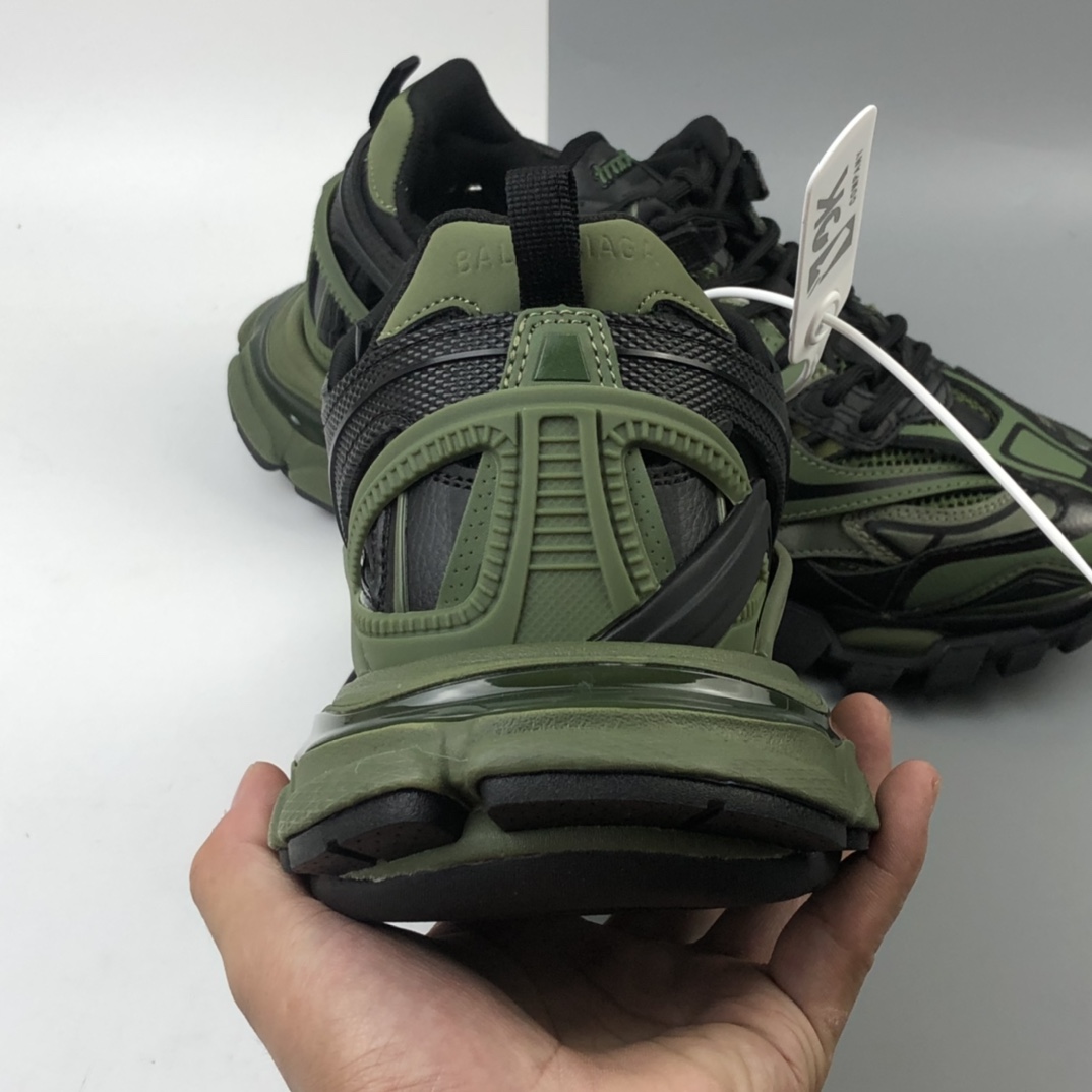 620 BALENCIAGA Track 2 Sneakers 巴黎世家4代 巴黎世家轨道2代复古野跑姥爹潮流百搭慢跑鞋 全新版面采用176块独立部件拼接而成 全部原档案原楦数据开发 1:1比例克重 原装全掌升级乳胶鞋垫设计 市面最为正确东莞代工原底部 尺码：35 36 37 38 39 40 41 42 43 44 45 46