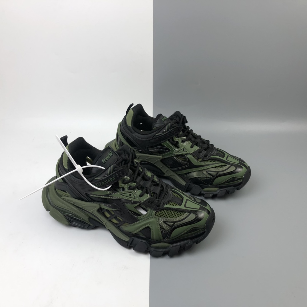 620 BALENCIAGA Track 2 Sneakers 巴黎世家4代 巴黎世家轨道2代复古野跑姥爹潮流百搭慢跑鞋 全新版面采用176块独立部件拼接而成 全部原档案原楦数据开发 1:1比例克重 原装全掌升级乳胶鞋垫设计 市面最为正确东莞代工原底部 尺码：35 36 37 38 39 40 41 42 43 44 45 46