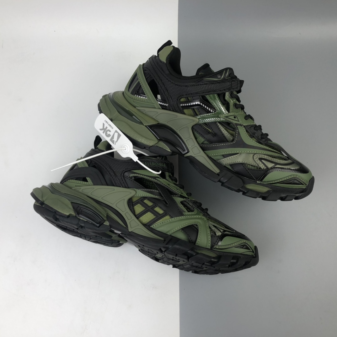 620 BALENCIAGA Track 2 Sneakers 巴黎世家4代 巴黎世家轨道2代复古野跑姥爹潮流百搭慢跑鞋 全新版面采用176块独立部件拼接而成 全部原档案原楦数据开发 1:1比例克重 原装全掌升级乳胶鞋垫设计 市面最为正确东莞代工原底部 尺码：35 36 37 38 39 40 41 42 43 44 45 46