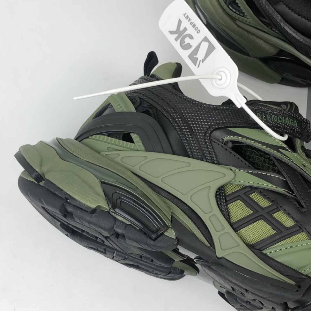 620 BALENCIAGA Track 2 Sneakers 巴黎世家4代 巴黎世家轨道2代复古野跑姥爹潮流百搭慢跑鞋 全新版面采用176块独立部件拼接而成 全部原档案原楦数据开发 1:1比例克重 原装全掌升级乳胶鞋垫设计 市面最为正确东莞代工原底部 尺码：35 36 37 38 39 40 41 42 43 44 45 46