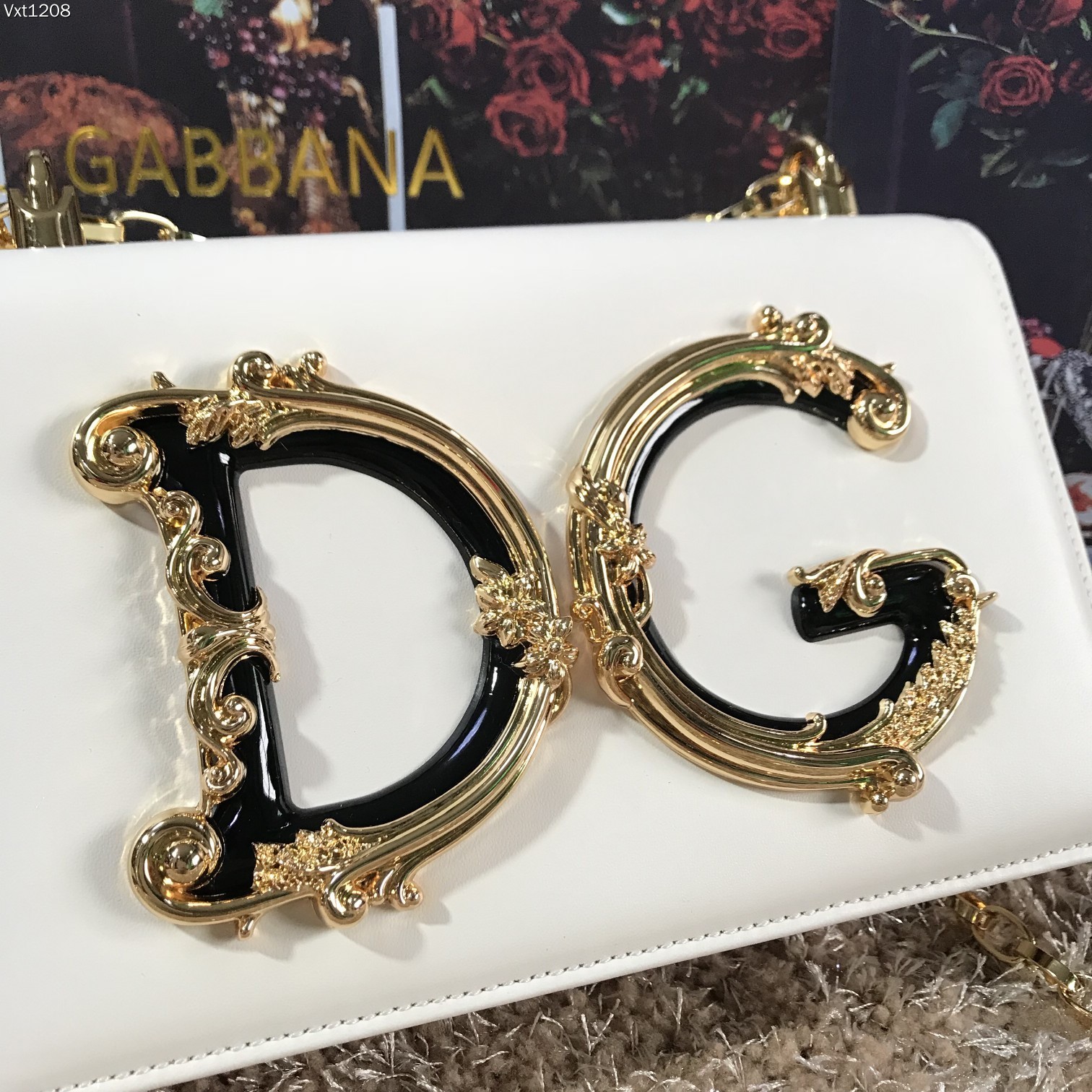 Dolce&Gabbana杜嘉班纳顶级原单细腻手工制造系列斜挎包采用进口原材料正面点缀树脂底镀真金DG徽