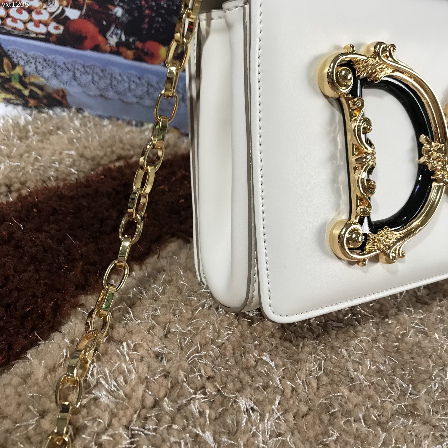 Dolce&Gabbana杜嘉班纳顶级原单细腻手工制造系列斜挎包采用进口原材料正面点缀树脂底镀真金DG徽