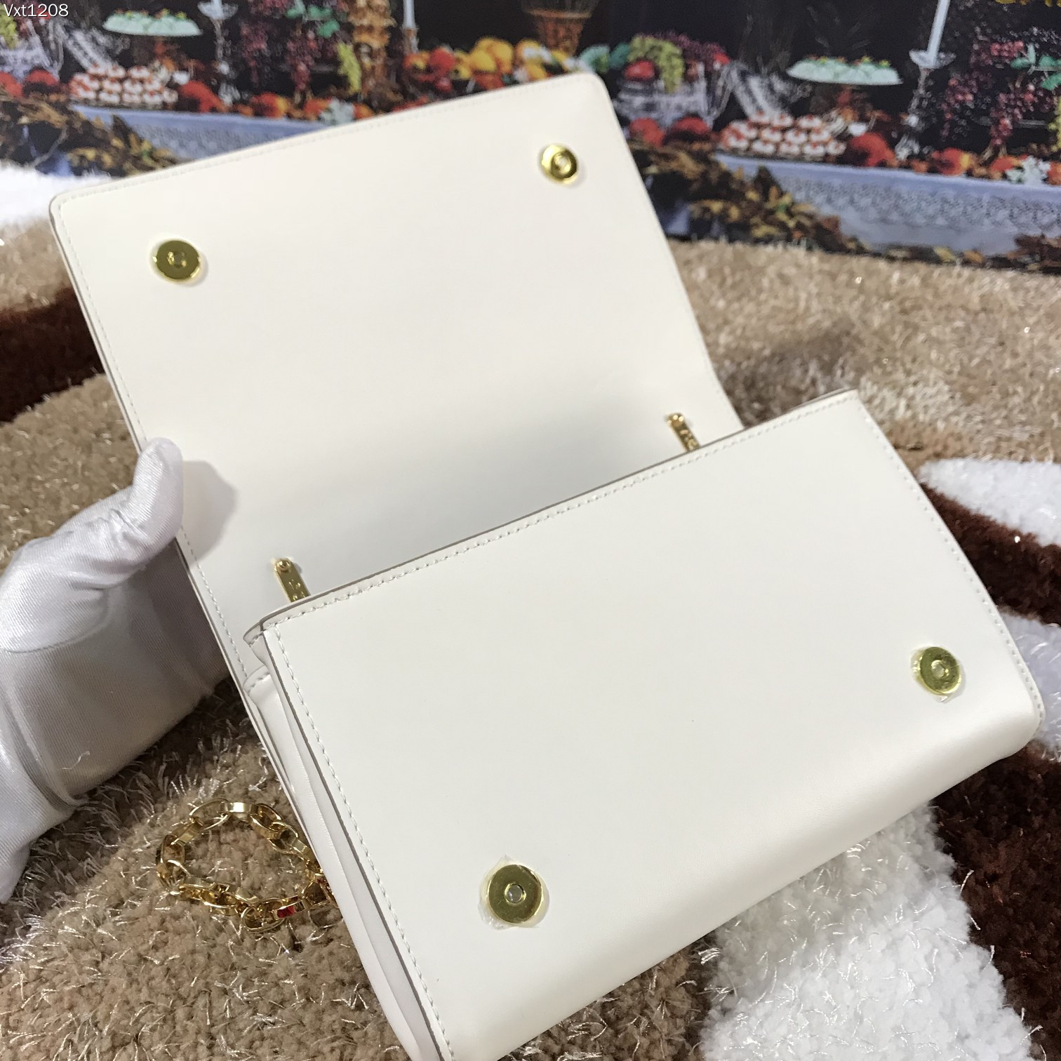 Dolce&Gabbana杜嘉班纳顶级原单细腻手工制造系列斜挎包采用进口原材料正面点缀树脂底镀真金DG徽