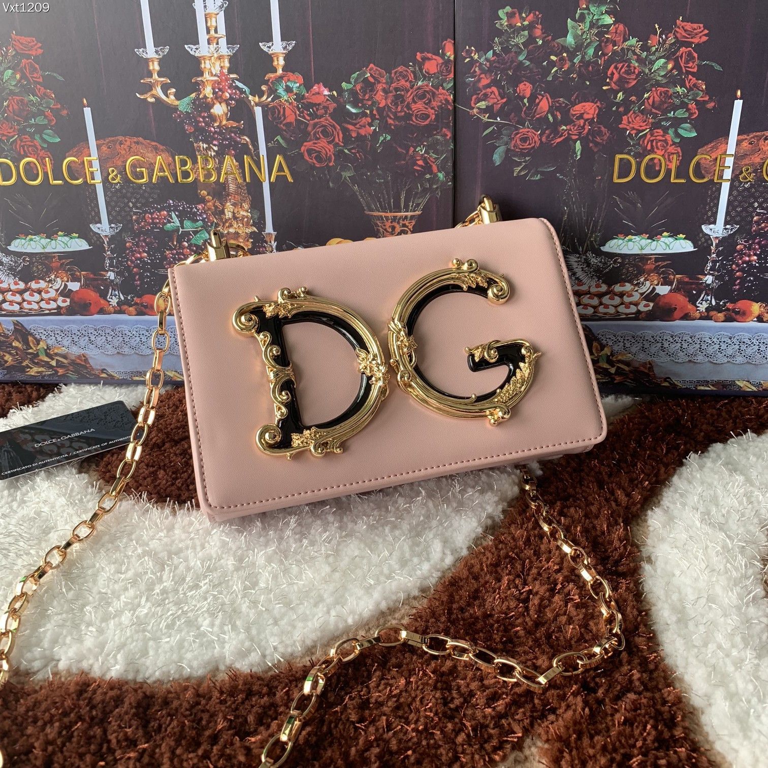 Dolce&Gabbana杜嘉班纳顶级原单细腻手工制造系列斜挎包采用进口原材料正面点缀树脂底镀真金DG徽