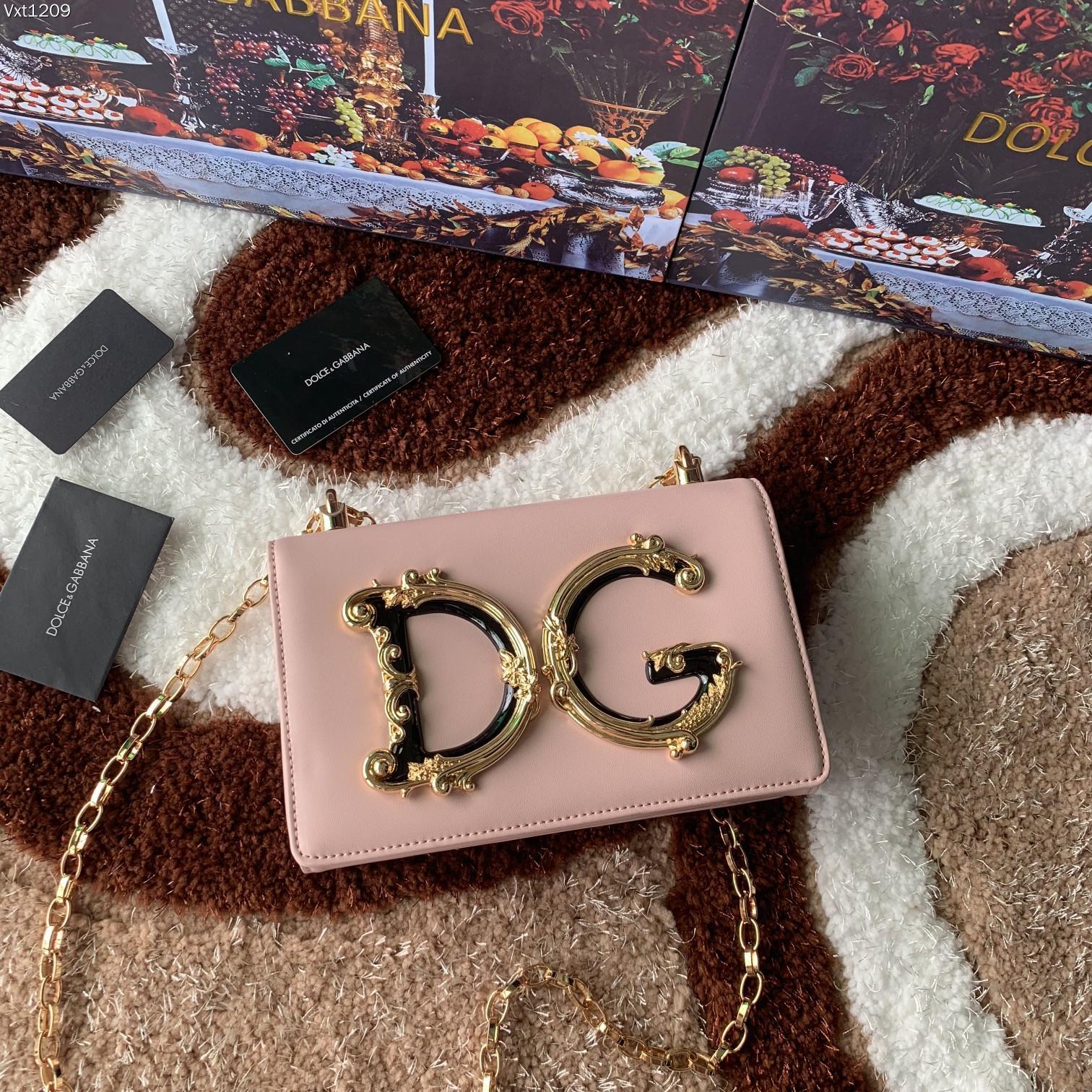 Dolce&Gabbana杜嘉班纳顶级原单细腻手工制造系列斜挎包采用进口原材料正面点缀树脂底镀真金DG徽