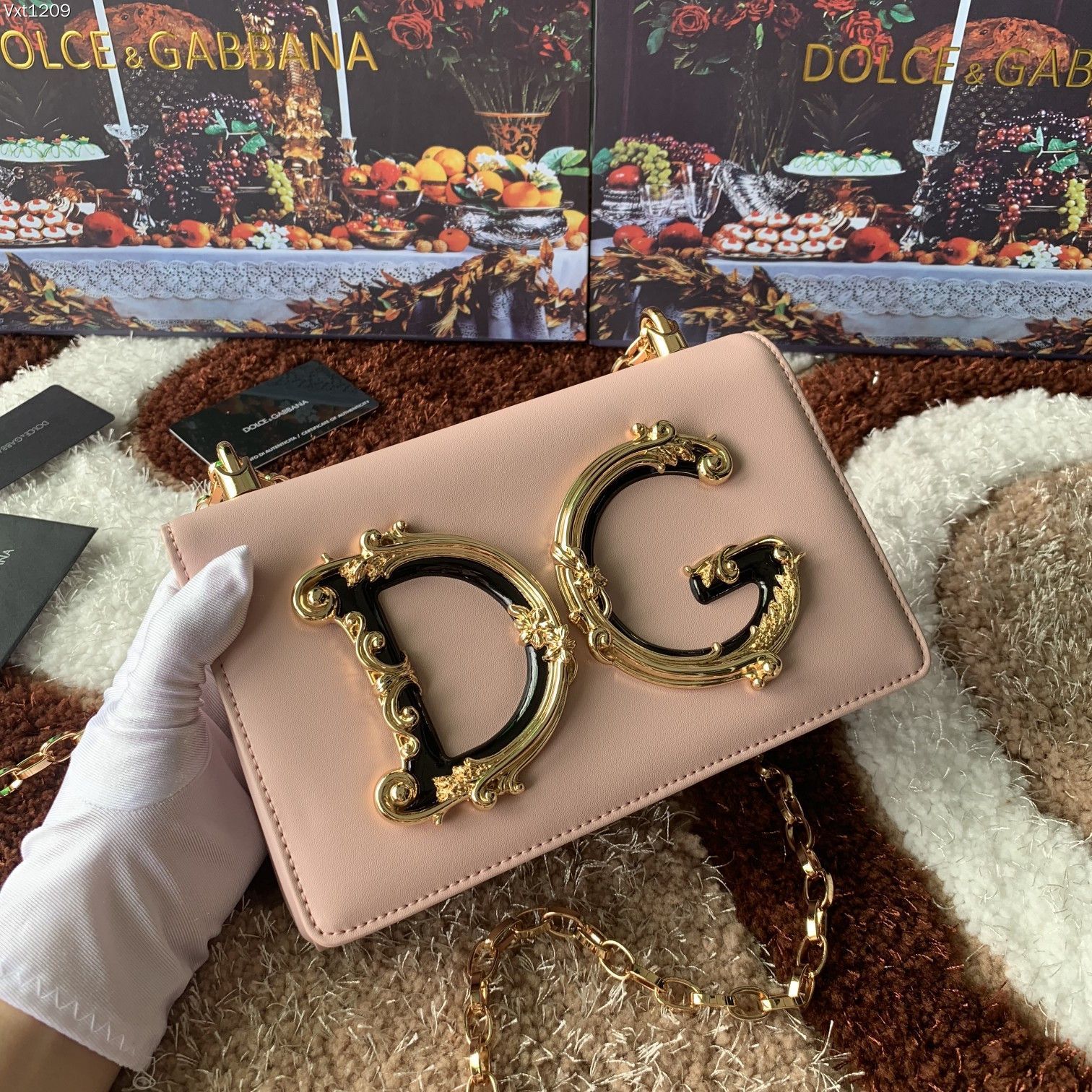 Dolce&Gabbana杜嘉班纳顶级原单细腻手工制造系列斜挎包采用进口原材料正面点缀树脂底镀真金DG徽