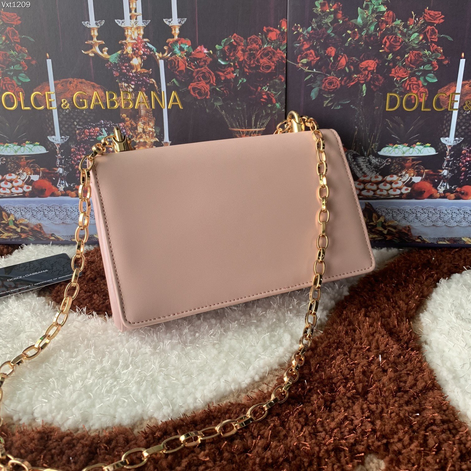 Dolce&Gabbana杜嘉班纳顶级原单细腻手工制造系列斜挎包采用进口原材料正面点缀树脂底镀真金DG徽