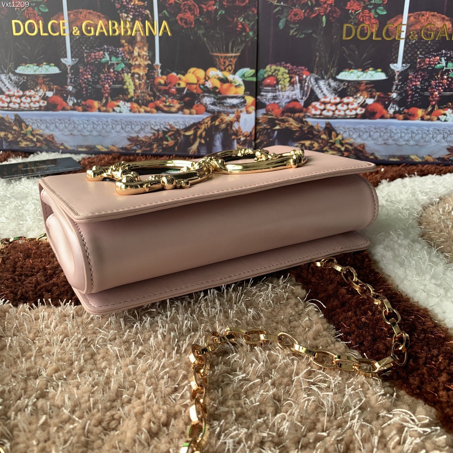 Dolce&Gabbana杜嘉班纳顶级原单细腻手工制造系列斜挎包采用进口原材料正面点缀树脂底镀真金DG徽