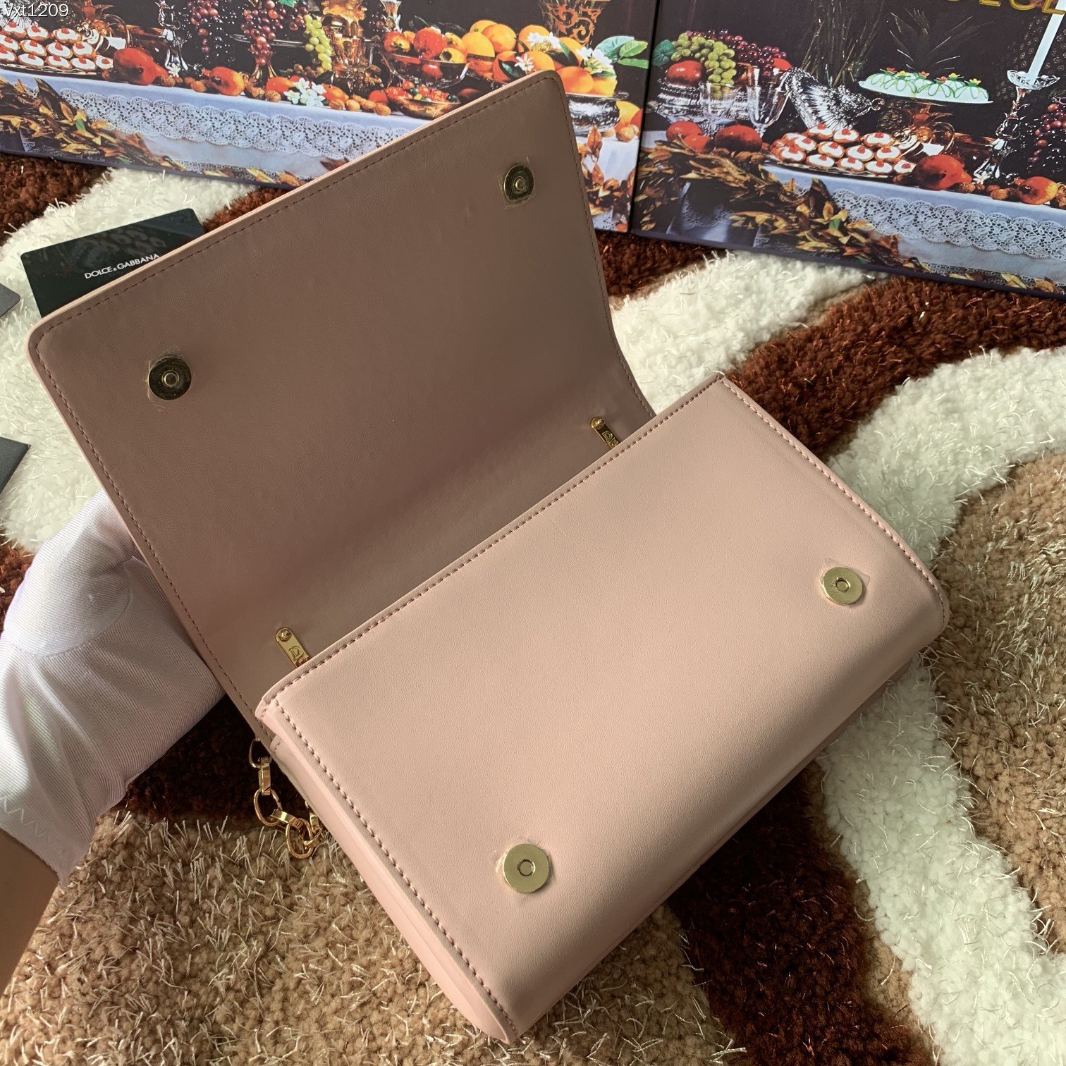 Dolce&Gabbana杜嘉班纳顶级原单细腻手工制造系列斜挎包采用进口原材料正面点缀树脂底镀真金DG徽