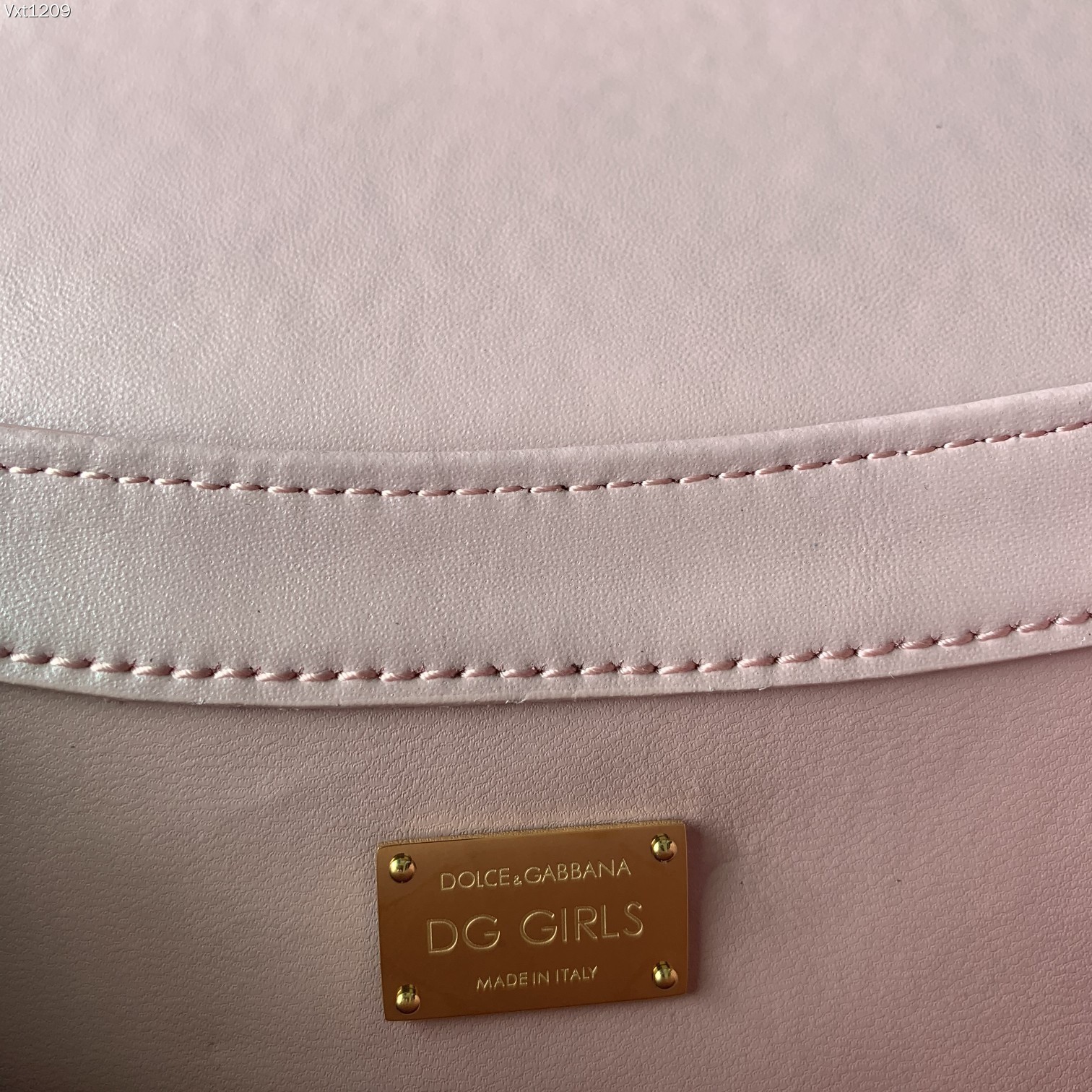 Dolce&Gabbana杜嘉班纳顶级原单细腻手工制造系列斜挎包采用进口原材料正面点缀树脂底镀真金DG徽