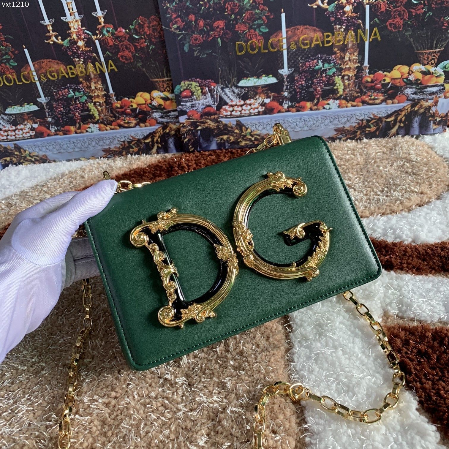 Dolce&Gabbana杜嘉班纳顶级原单细腻手工制造系列斜挎包采用进口原材料正面点缀树脂底镀真金DG徽