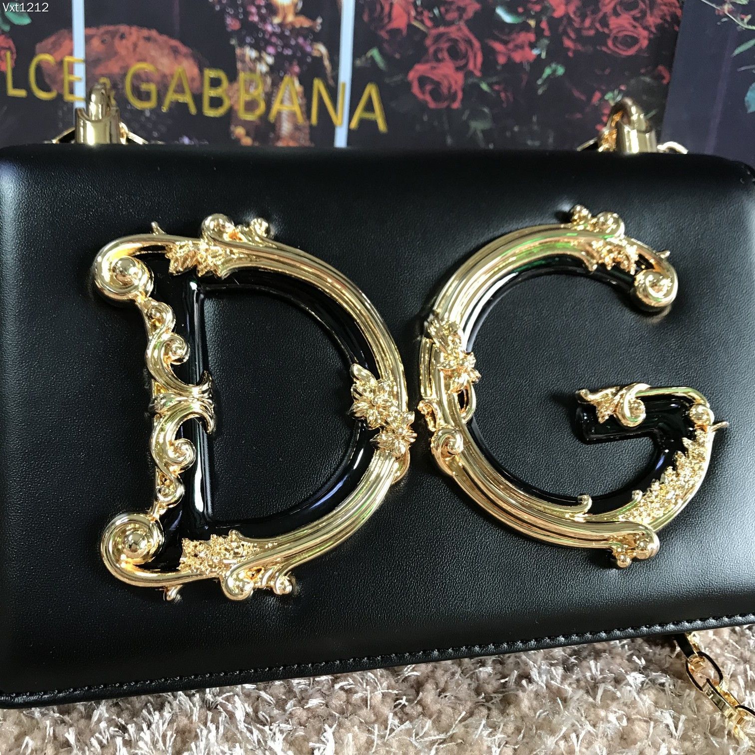 Dolce&Gabbana杜嘉班纳顶级原单细腻手工制造系列斜挎包采用进口原材料正面点缀树脂底镀真金DG徽