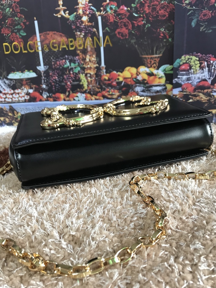 Dolce&Gabbana杜嘉班纳顶级原单细腻手工制造系列斜挎包采用进口原材料正面点缀树脂底镀真金DG徽