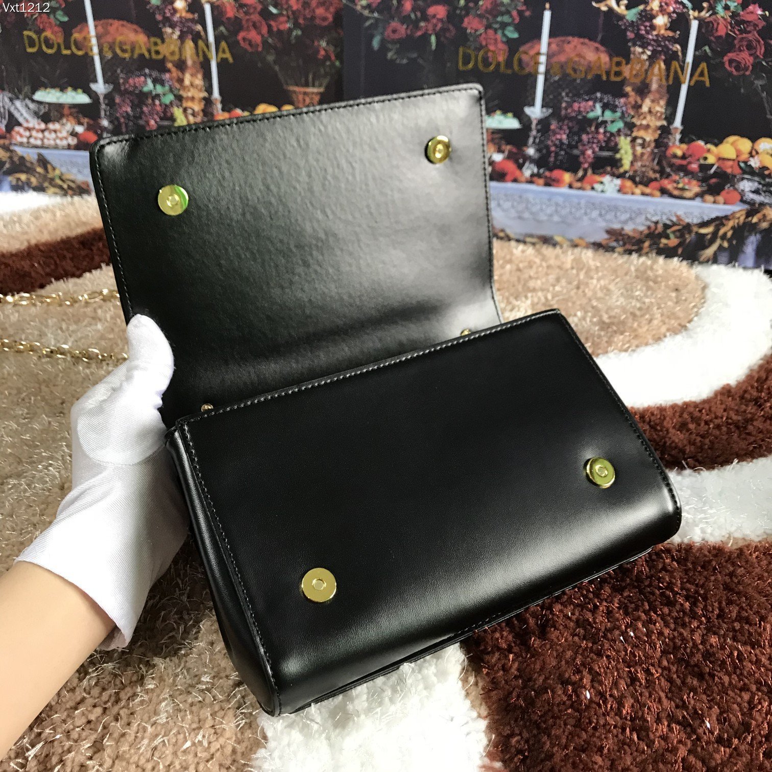 Dolce&Gabbana杜嘉班纳顶级原单细腻手工制造系列斜挎包采用进口原材料正面点缀树脂底镀真金DG徽