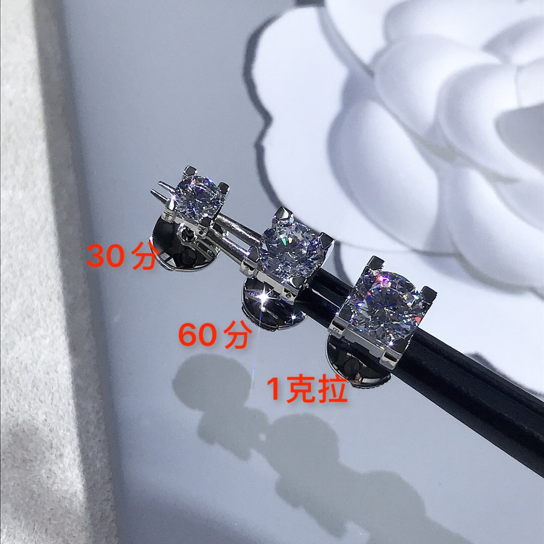 NO:714377,C de Cartier horn earrings are white gold. The whole piece is CNC carved, three-dimensional and without dead ends. It is perfect. The tail plate is also customized according to Zp. The grinding tool is definitely not bought anywhere in the market. I can't show its texture in real photos. The raw material cutting fire of the diamond is better than Swarovski first-class diamonds. AAAAA are all clouds. The chain is customized with Zp chain. Each small circle of the chain is very delicate. It is plated with really thick gold. The color is very high-end. It is definitely not the low red of gold.  In stock, 30 minutes for 1 carat, Cartier, Cartier high-end jewelry19860909C de Cartier牛角耳钉白金色 整件CNC精雕,°立体无死角,非常的完美 尾牌也是我们按Zp定制开磨具绝非是市场随处买的 我这实物拍摄也根本无法把它的质感呈现出来 钻比施华洛一级钻的原料切割火彩还要更好 AAAAA都是浮云 链子用Zp链定制 每个链子小圈都精致的很 镀真厚金,颜色非常高级,绝非金的low红low 现货秒发30分1克拉,,cartier,卡迪亚高端饰品,Jewelry