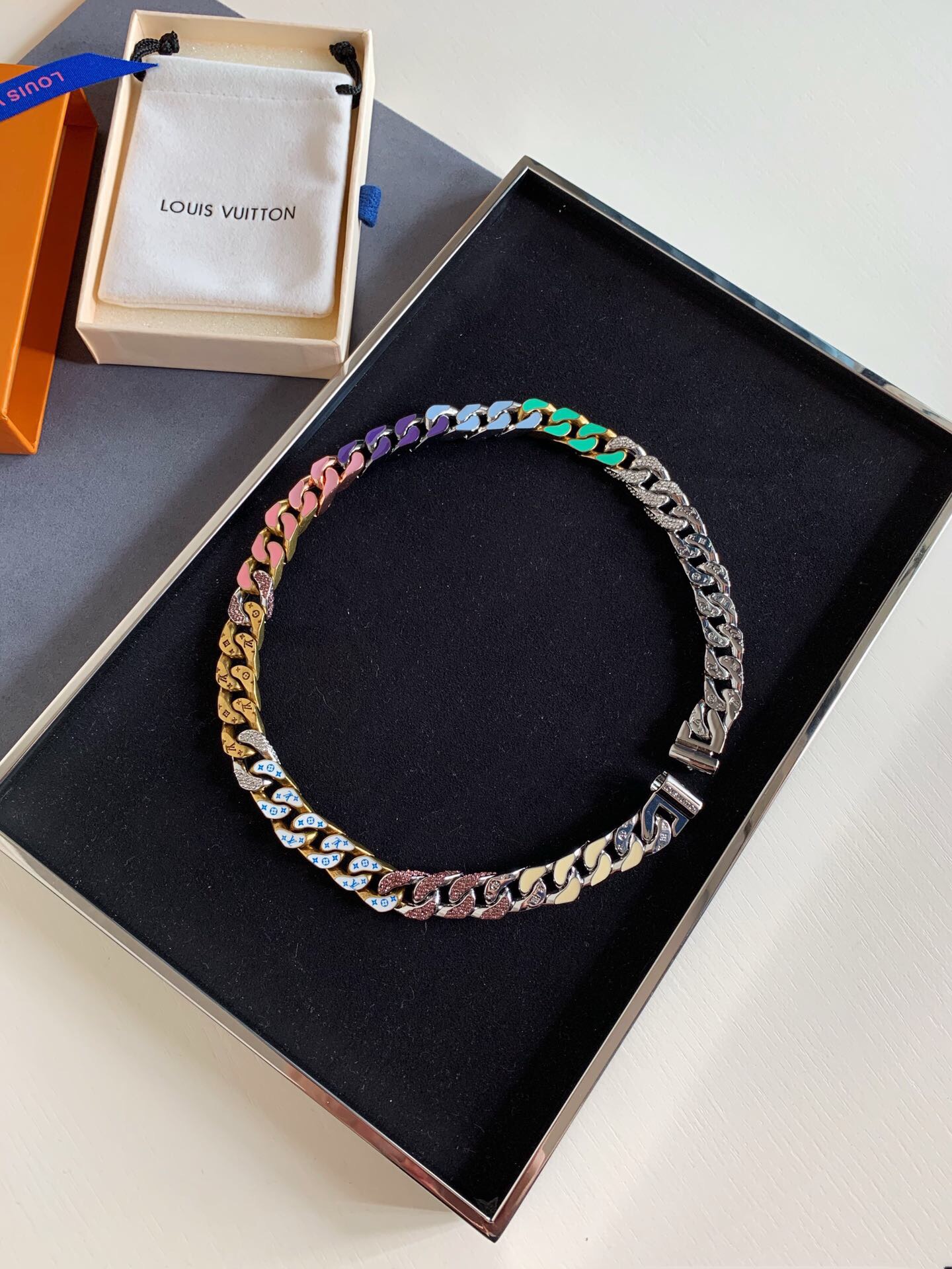 NO:103538,The new men's CHAIN ​​LINKS PATCHES necklace Chain Links Patches necklace reshapes the classic with craftsmanship, giving Virgil Abloh the magnificence of the 2019 spring and summer show to jewelry design. Swarovski artificial diamonds and moist enamel interpret the blend of complex materials, blooming colorful colors, and embellishing Monogram patterns, telling the trend., Lv necklace Lv bracelet, louis vuitton, swarovski, necklace, bracelet19860909P115专柜新款男士CHAIN LINKS PATCHES 项链 手链Chain Links Patches 项链以匠心重塑经典,将 Virgil Abloh 赋予 2019 春夏秀场的风华延续至珠宝设计.施华洛世奇人造钻石与润泽珐琅演绎繁复材质的交融,绽放斑斓色彩,另点缀错落有致的 Monogram 镂纹,诉说的潮流宣言.,Lv项链Lv手链,louis vuitton,swarovski,necklace,bracelet,Jewelry