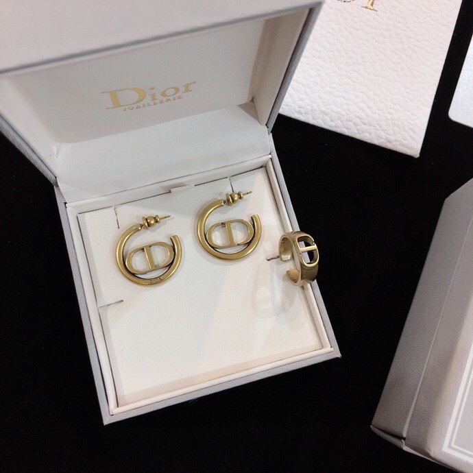 “Dior Jewelry Collection Review: Stunning Bracelet, Ring, and Earring Designs” - 图片 3